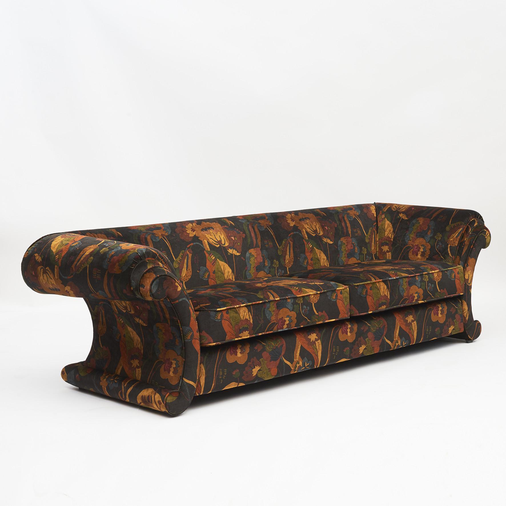 Italian design sofa, very elegant shape.
2 loose cushions.
Newly upholstered in printed velvet from GP & J Baker.
Good seating comfort.
Incl. in the price are 4 pillows. See photo,
Italy, circa 1970.