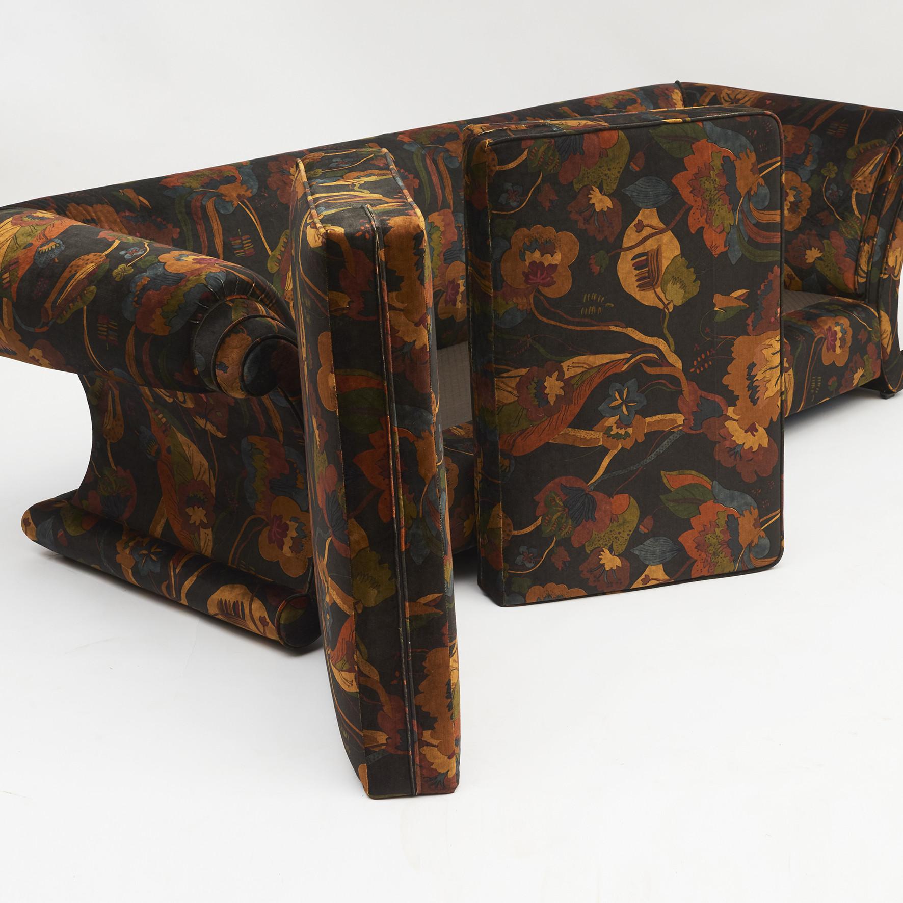 Elegant Italian Design Sofa Free Standing. Printed velvet Fabric For Sale 14