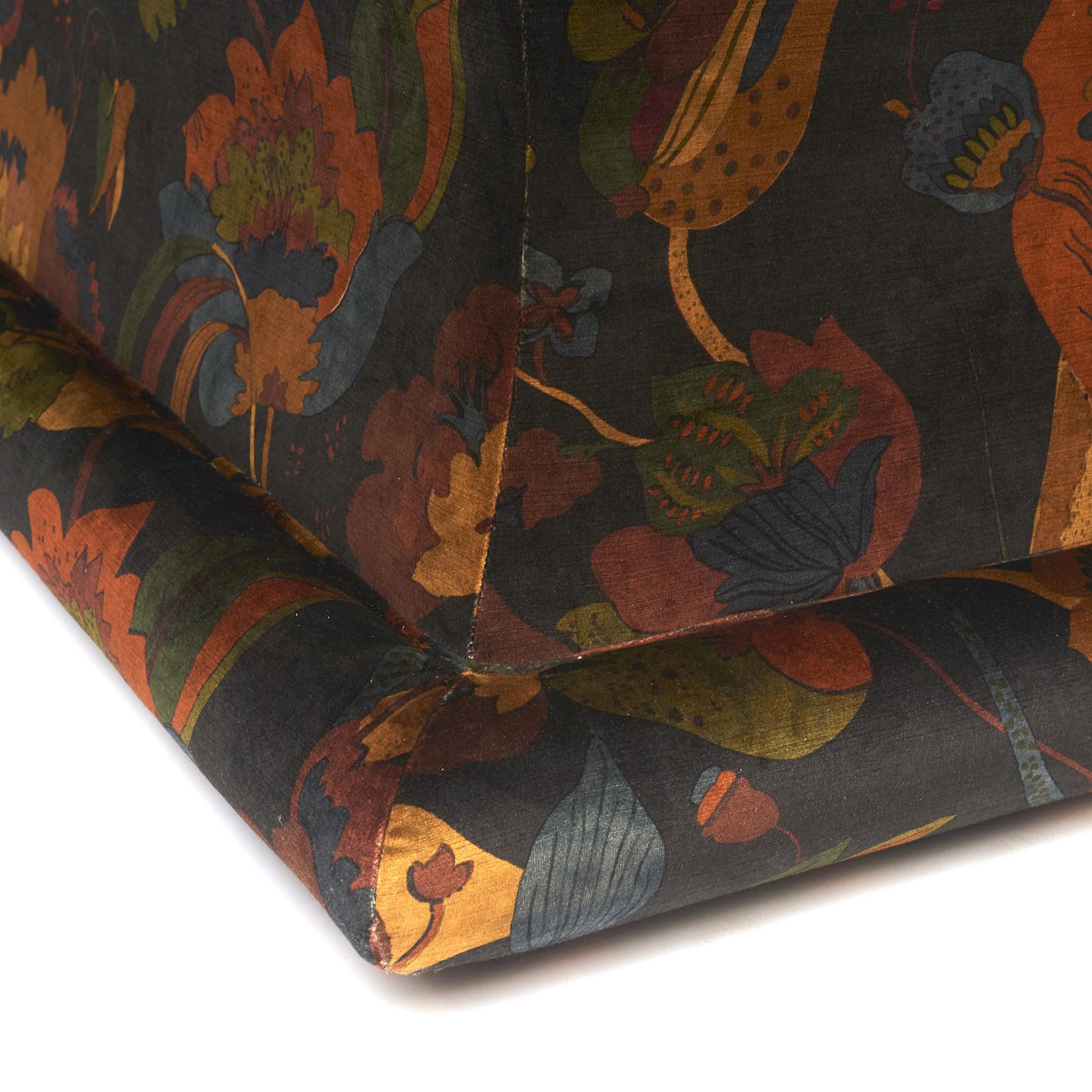Late 20th Century Elegant Italian Design Sofa Free Standing. Printed velvet Fabric For Sale