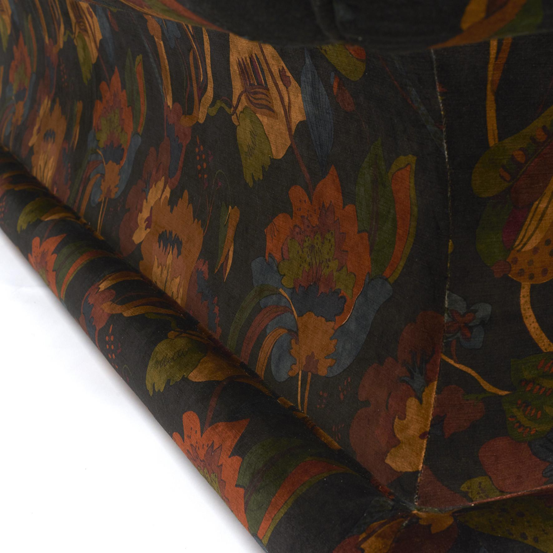 Elegant Italian Design Sofa Free Standing. Printed velvet Fabric For Sale 2