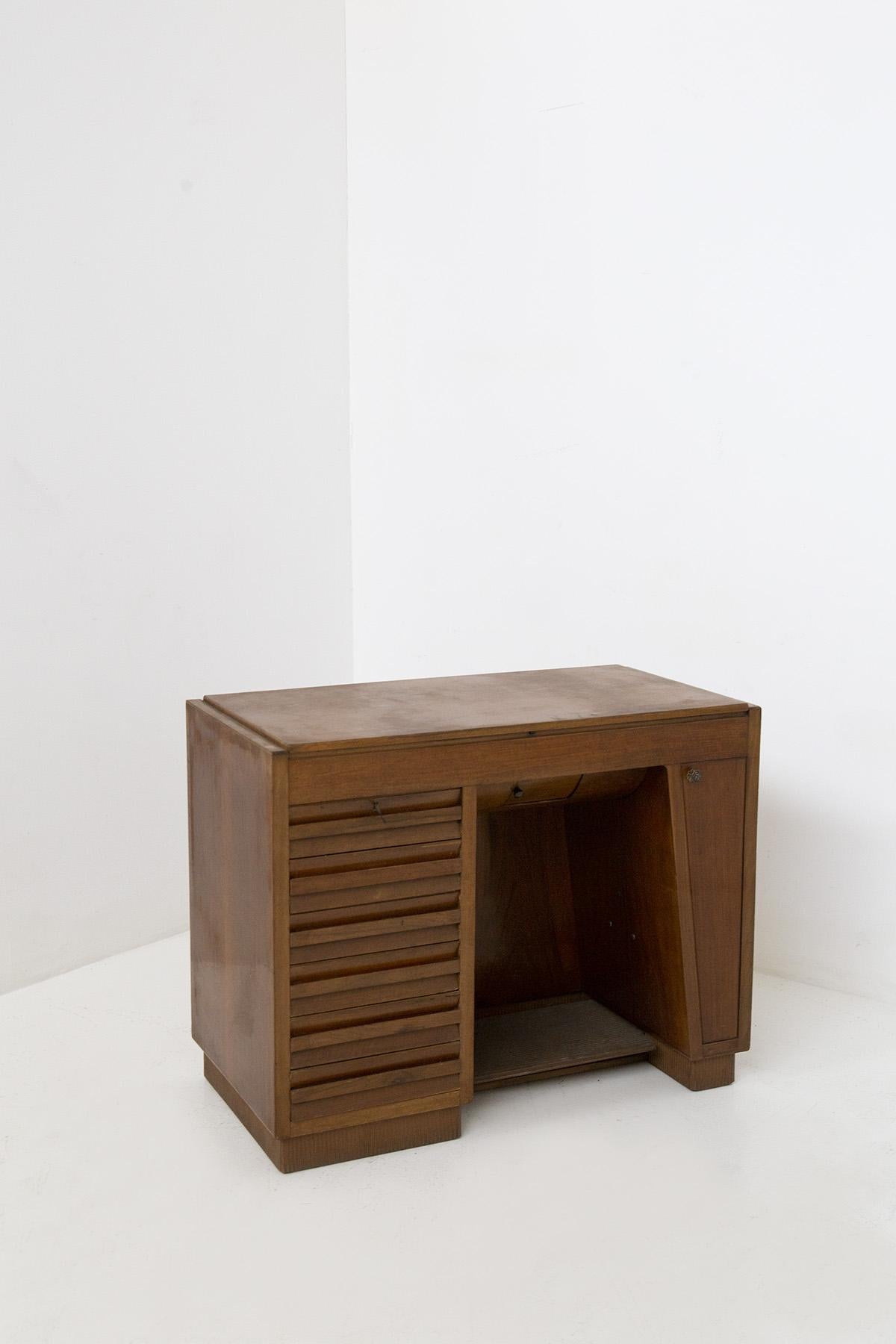 Eleganter italienischer Schreibtisch, der in eine Nähmaschine umgewandelt werden kann, aus den 1950er Jahren. Der Schreibtisch erinnert in seinen Formen und Linien sehr an die Designlinie von Gio Ponti. Der Schreibtisch stammt aus der Manufaktur