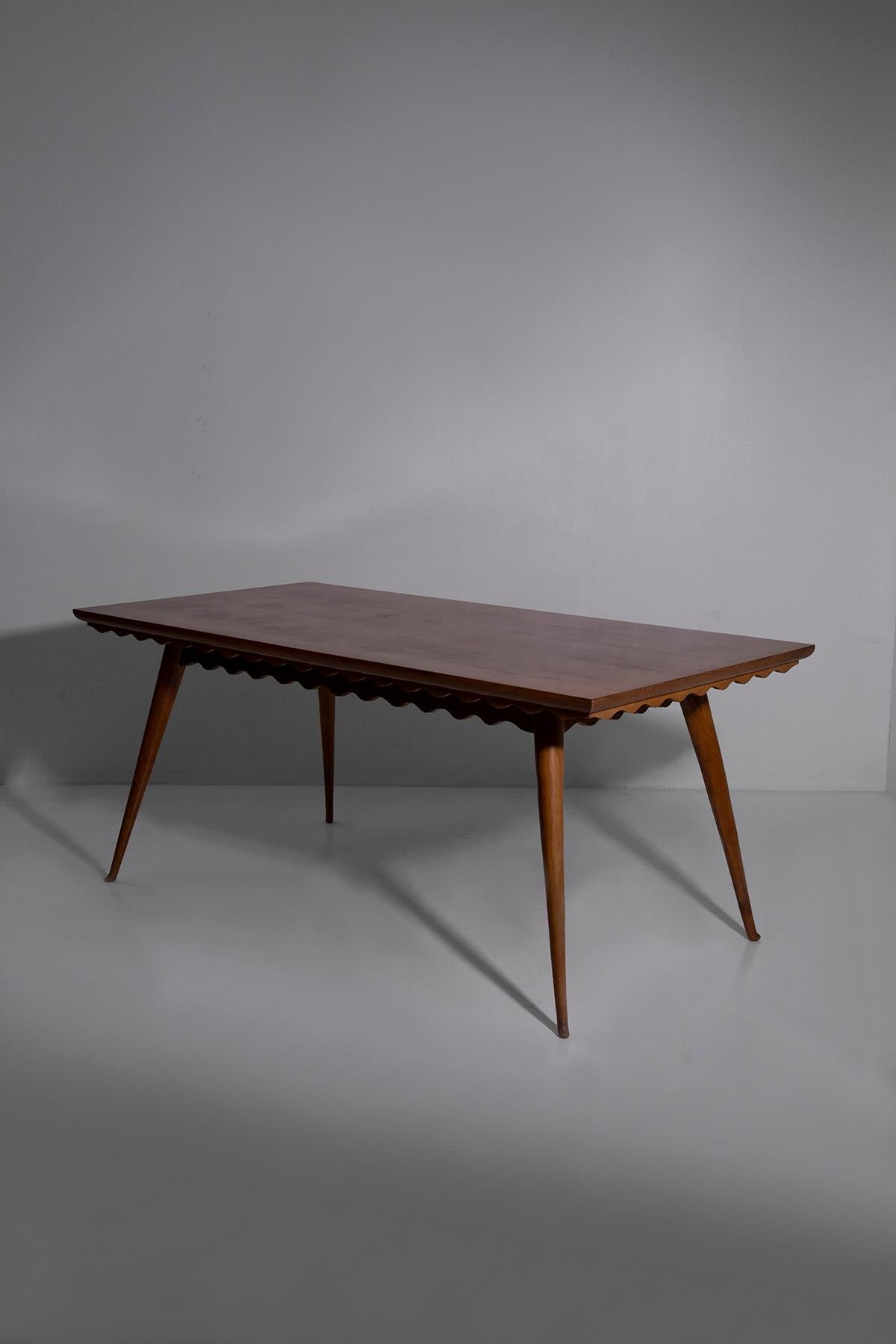 Elegant Italian dining table Attributed to Paolo Buffa For Sale 4