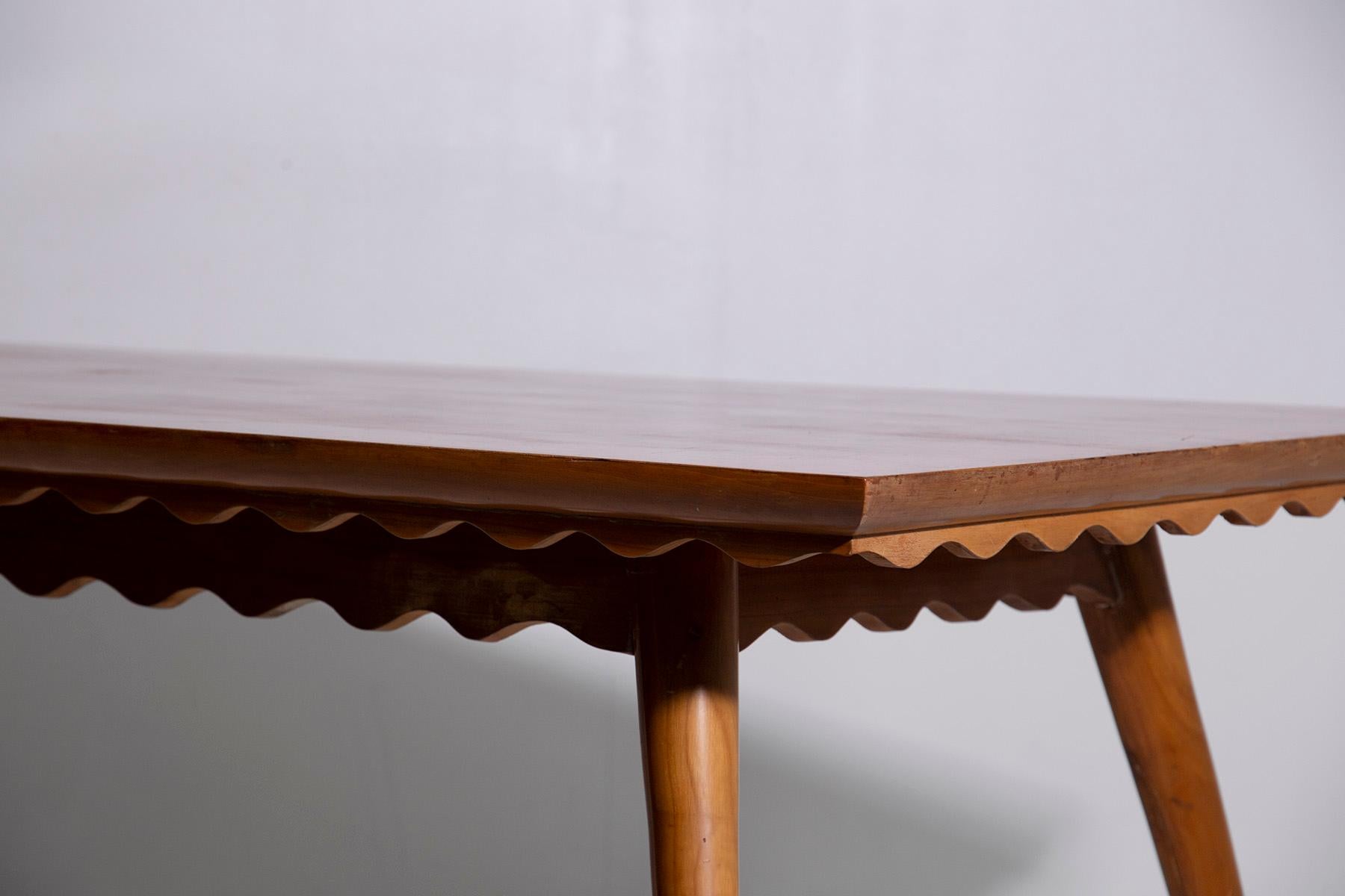 Mid-20th Century Elegant Italian dining table Attributed to Paolo Buffa For Sale