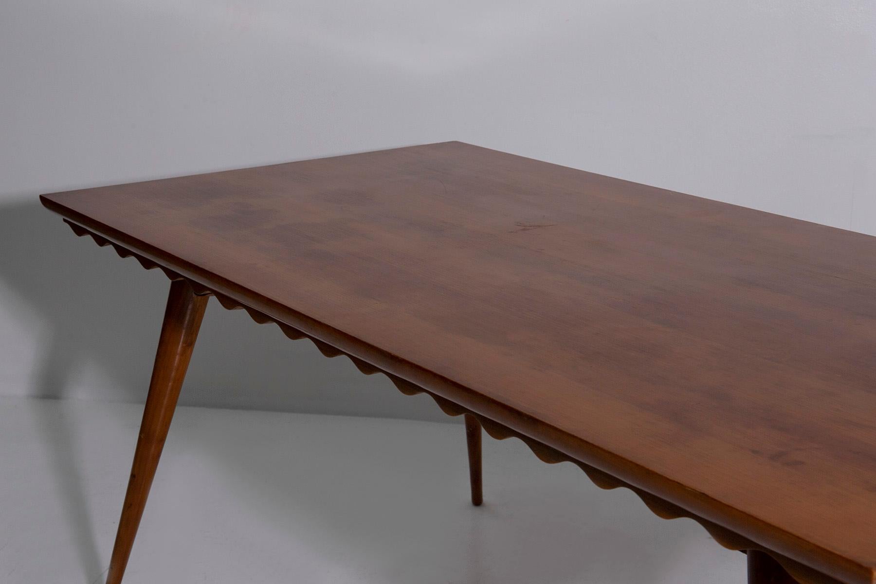 Elegant Italian dining table Attributed to Paolo Buffa For Sale 1