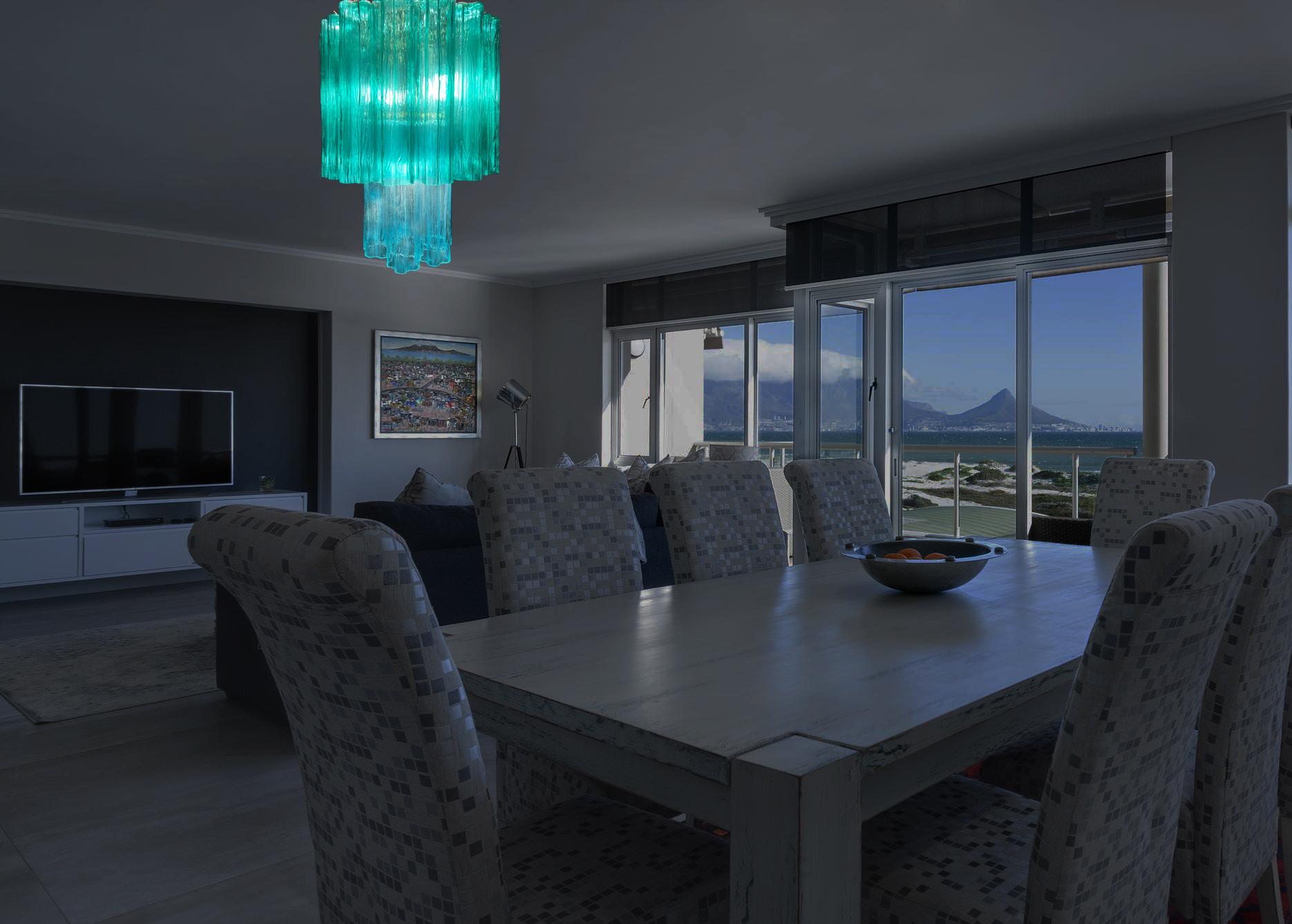 Lustre d'une élégance raffinée inspirée par les couleurs de la Costa Smeralda (Sardaigne). Fait d'éléments en verre pur de Murano. Une version plus grande est également disponible. Egalement disponible pour 220 volts en dehors des Etats-Unis.