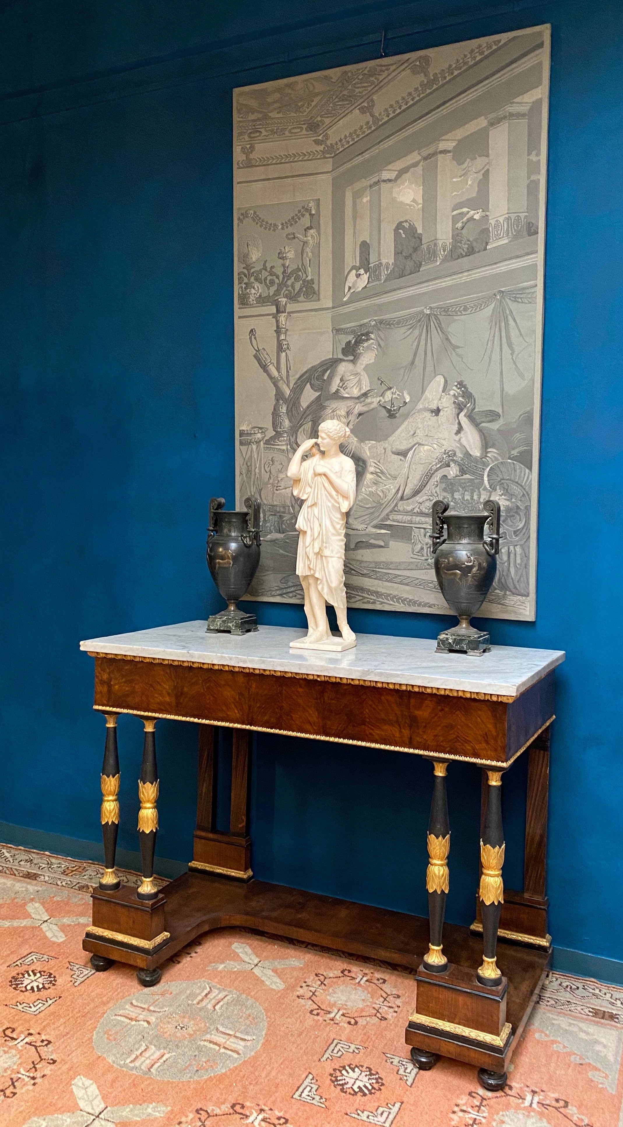 Elegante italienische Empire-Konsolentische mit weißer Marmorplatte, 1815 im Zustand „Gut“ im Angebot in Rome, IT