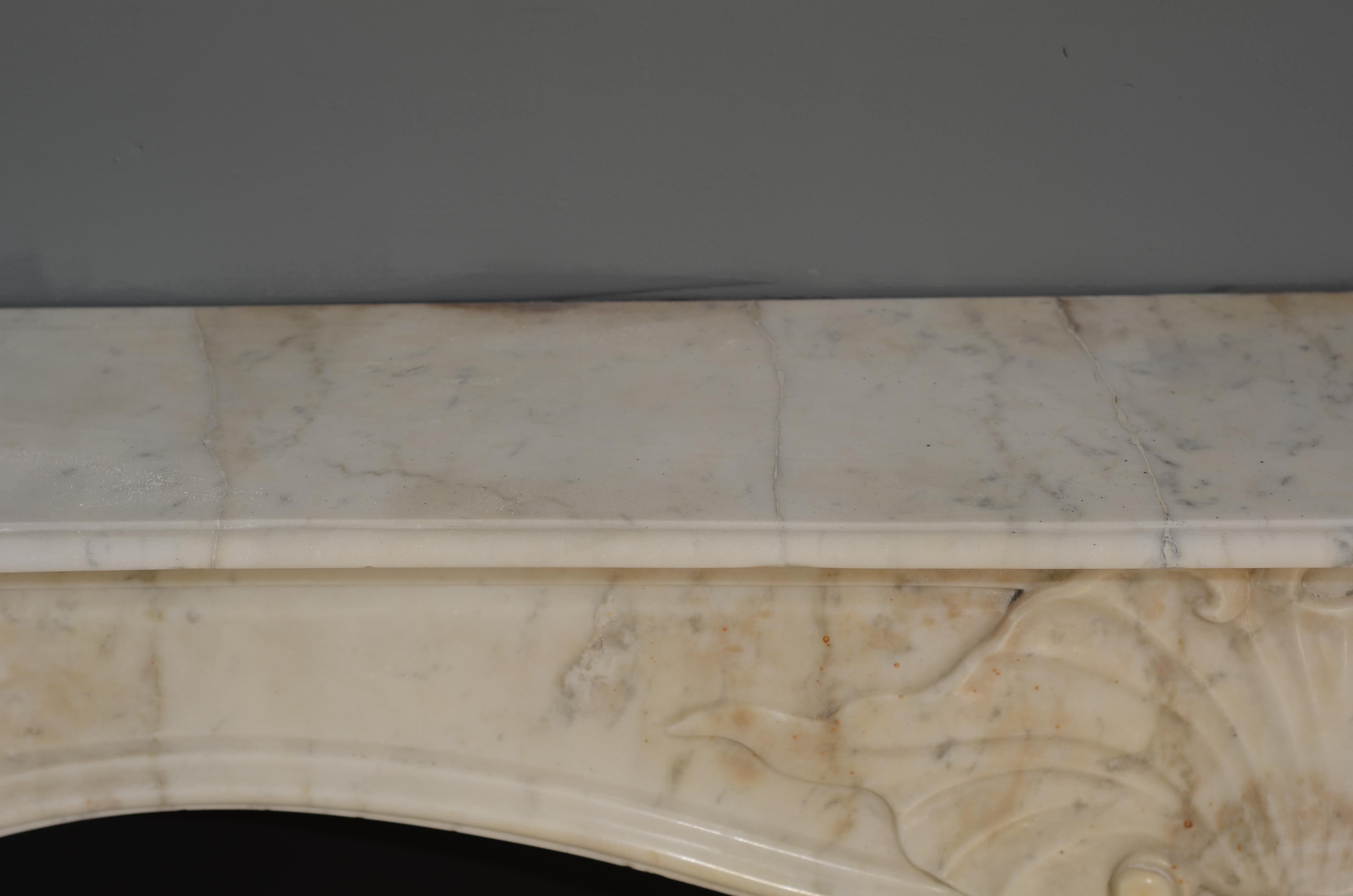 Eleganter italienischer Kaminsims (Carrara-Marmor) im Angebot