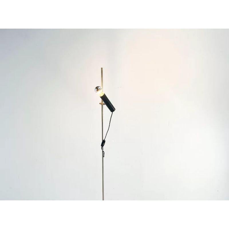 Elegant Italian floor lamp with one light point

Very elegant and stylish Italian floor lamp. This lamp was made in the 60's in Italy by an unknown manufacturer. Nevertheless it is a beautiful quality floor lamp! The stylish floor lamp has one