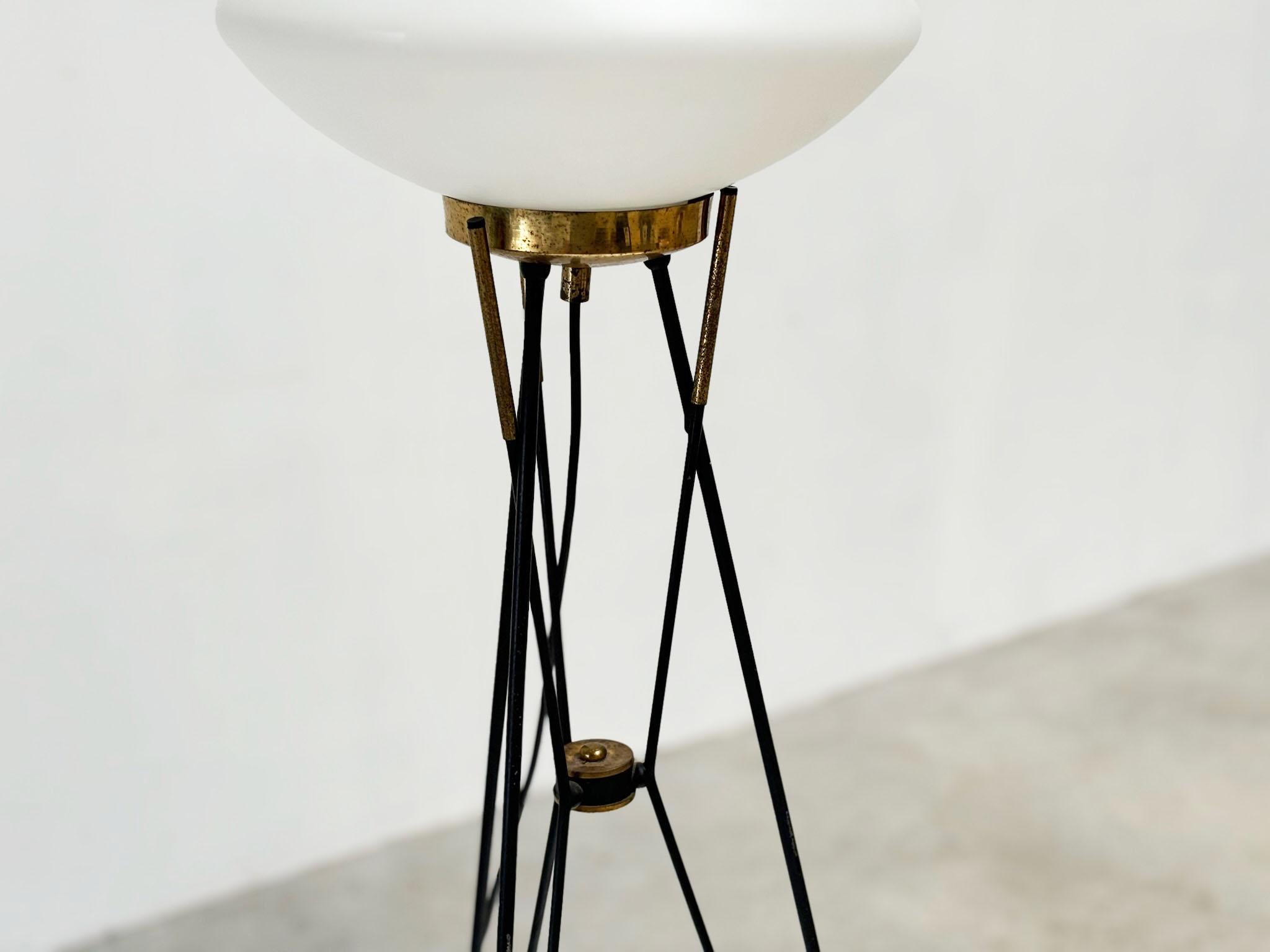 Elegant Italian floor lamp with white opaline shade In Good Condition For Sale In Nijlen, VAN