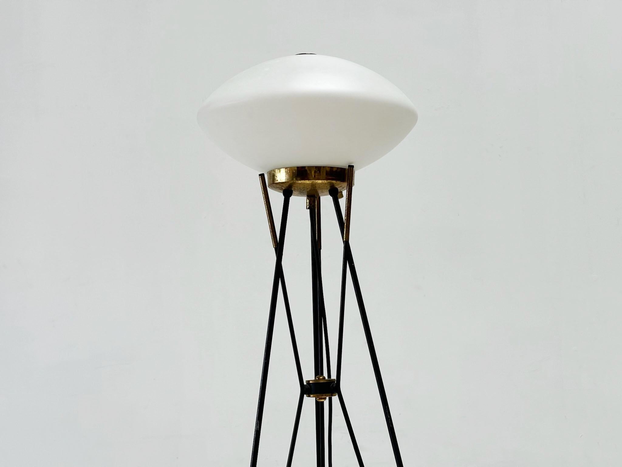 Elegant Italian floor lamp with white opaline shade For Sale 1