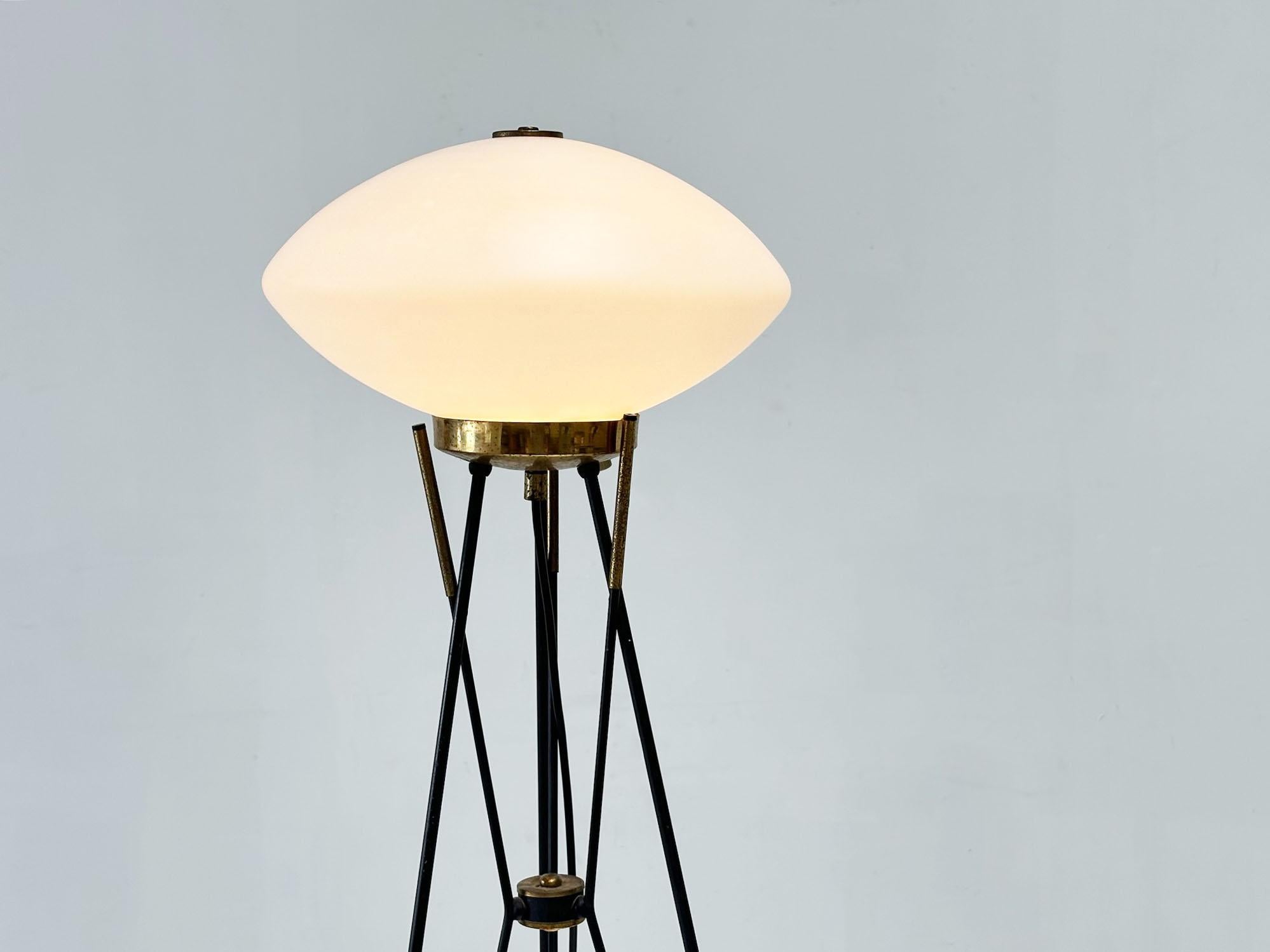 Elegant Italian floor lamp with white opaline shade For Sale 2