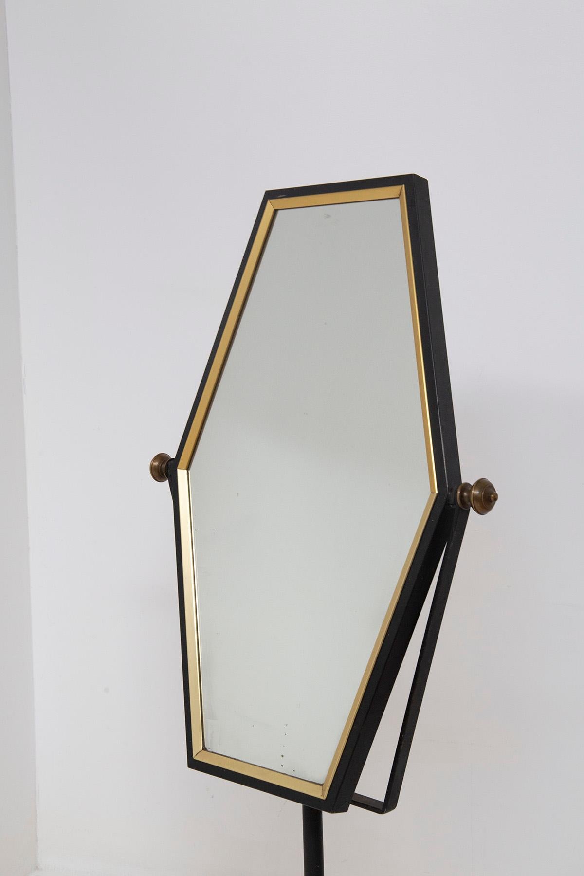 Mid-20th Century Elegant Italian floor mirror in brass and iron