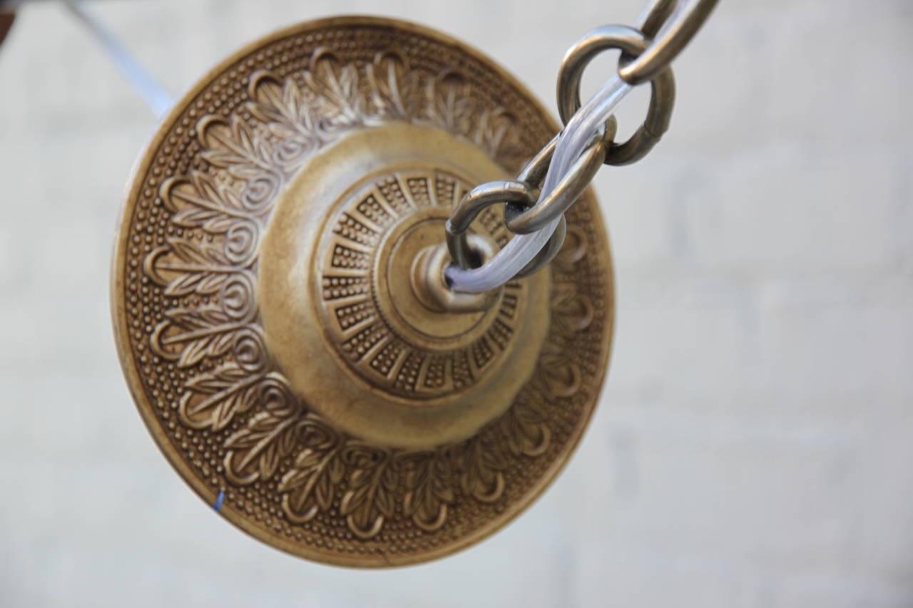  Italienische Kristallkronleuchter mit vergoldeten Metallrahmen und feinen Pendelkristallen im gesamten Kronleuchter. Auch Girlanden aus geschliffenen englischen Perlen sind überall in den Armaturen zu finden. Die Kronleuchter sind neu verkabelt und