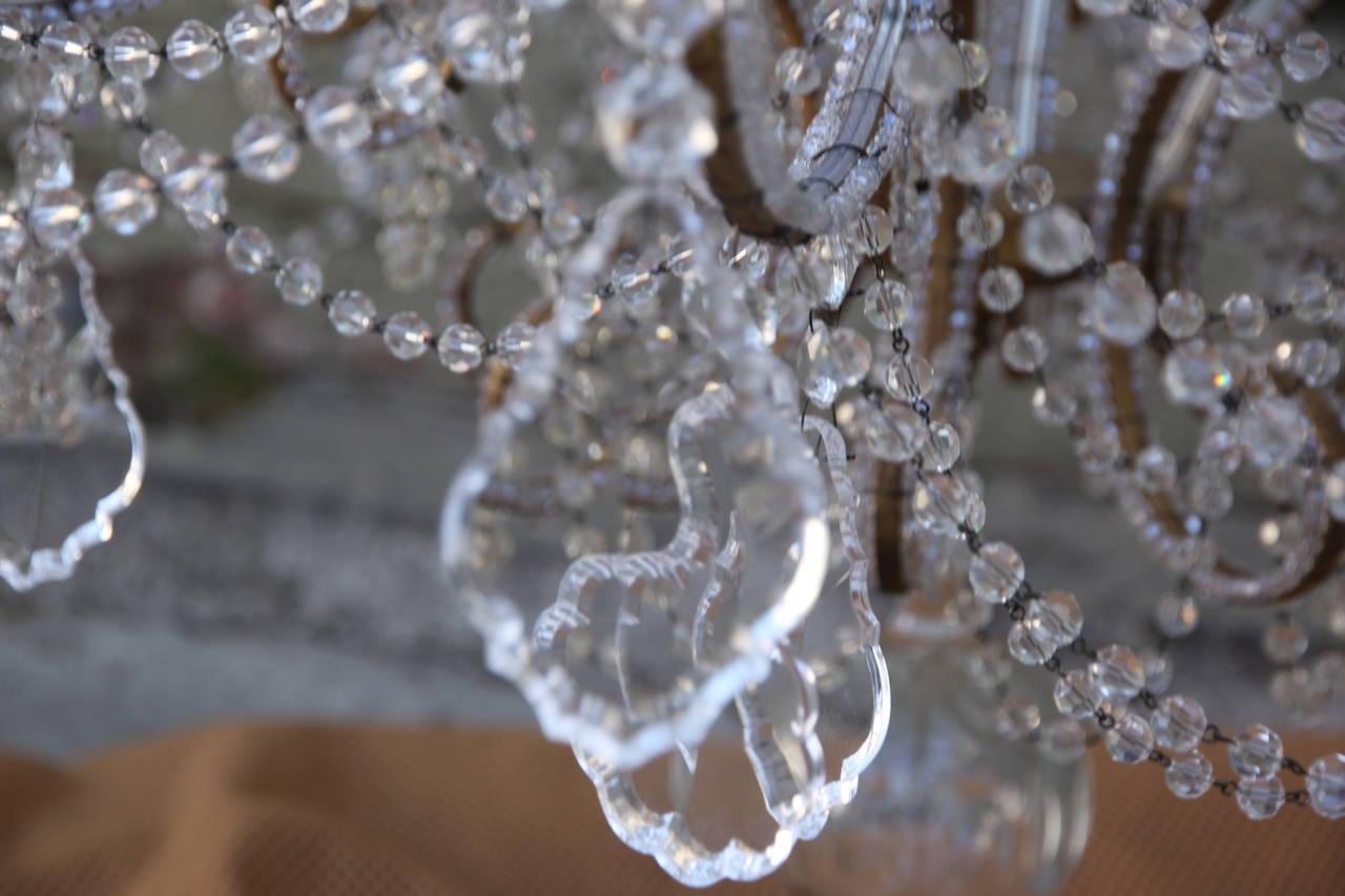 Eleganter italienischer Kronleuchter aus vergoldetem Metall und Kristall/Einer verfügbar (Rokoko) im Angebot