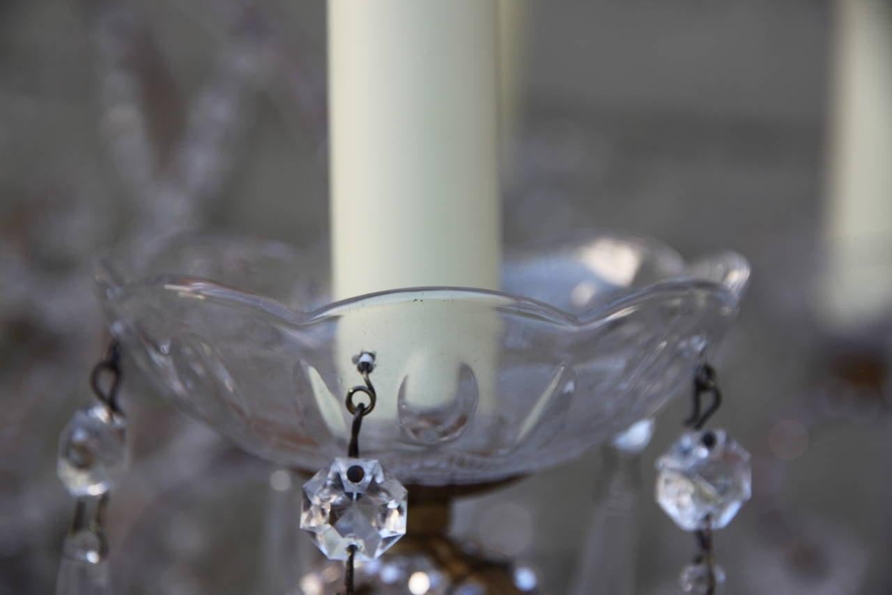 Eleganter italienischer Kronleuchter aus vergoldetem Metall und Kristall/Einer verfügbar (Italienisch) im Angebot