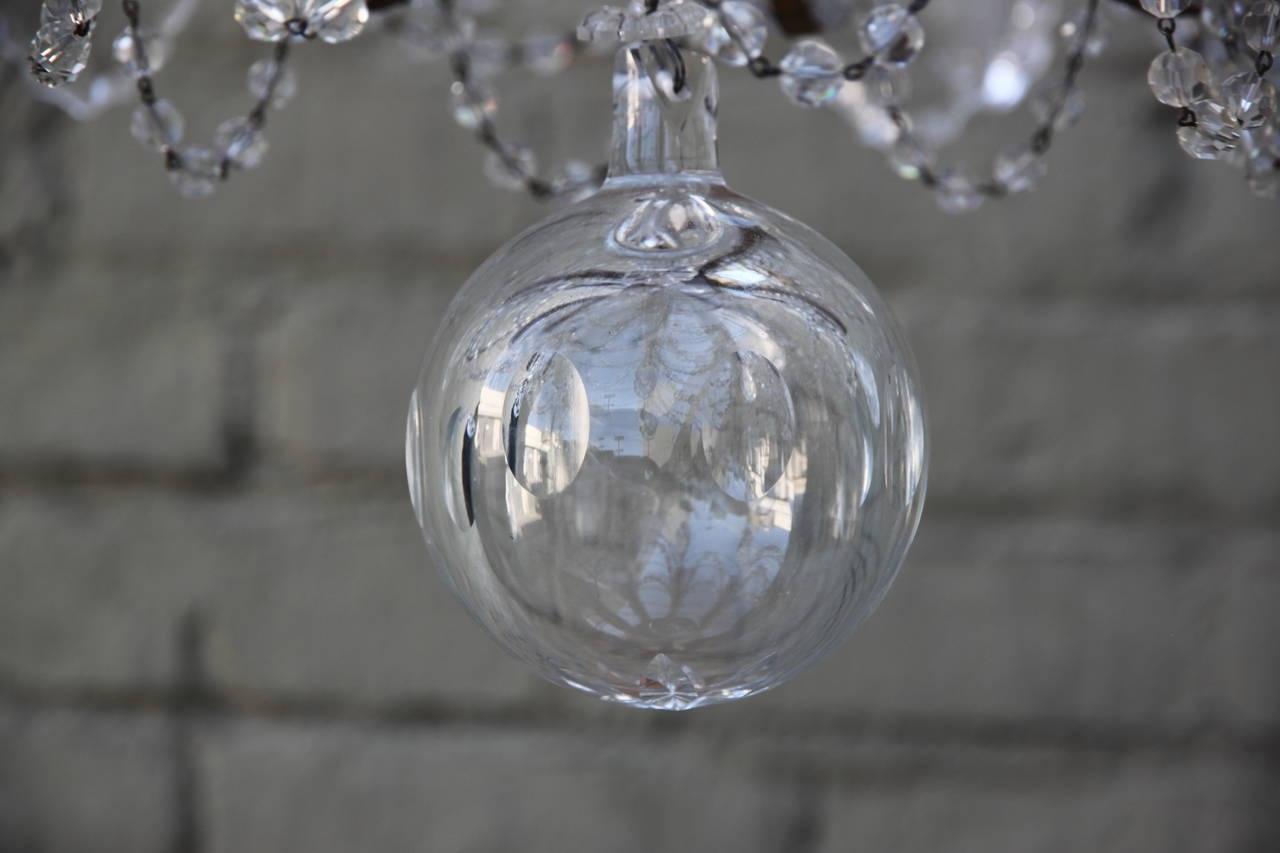 Eleganter italienischer Kronleuchter aus vergoldetem Metall und Kristall/Einer verfügbar (Vergoldet) im Angebot