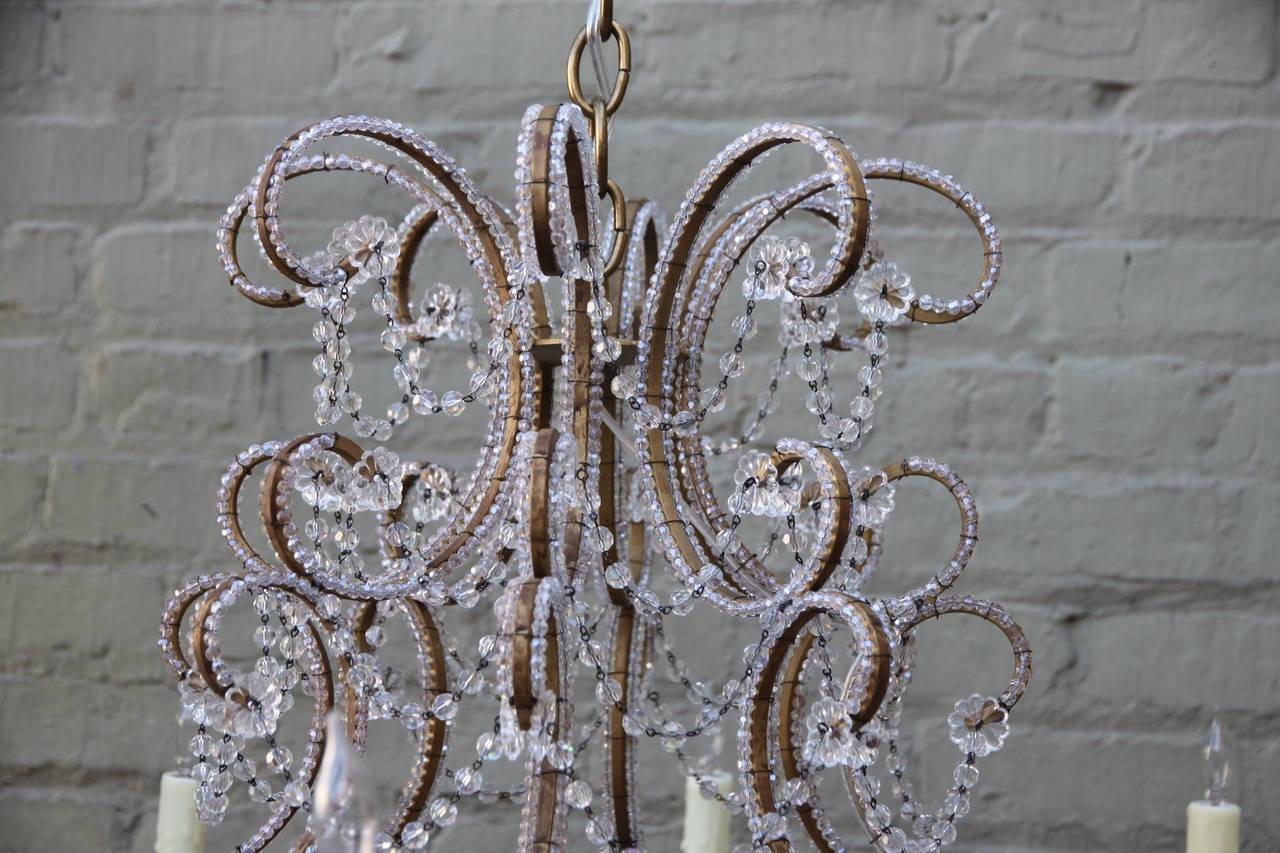 Eleganter italienischer Kronleuchter aus vergoldetem Metall und Kristall/Einer verfügbar im Zustand „Hervorragend“ im Angebot in Los Angeles, CA