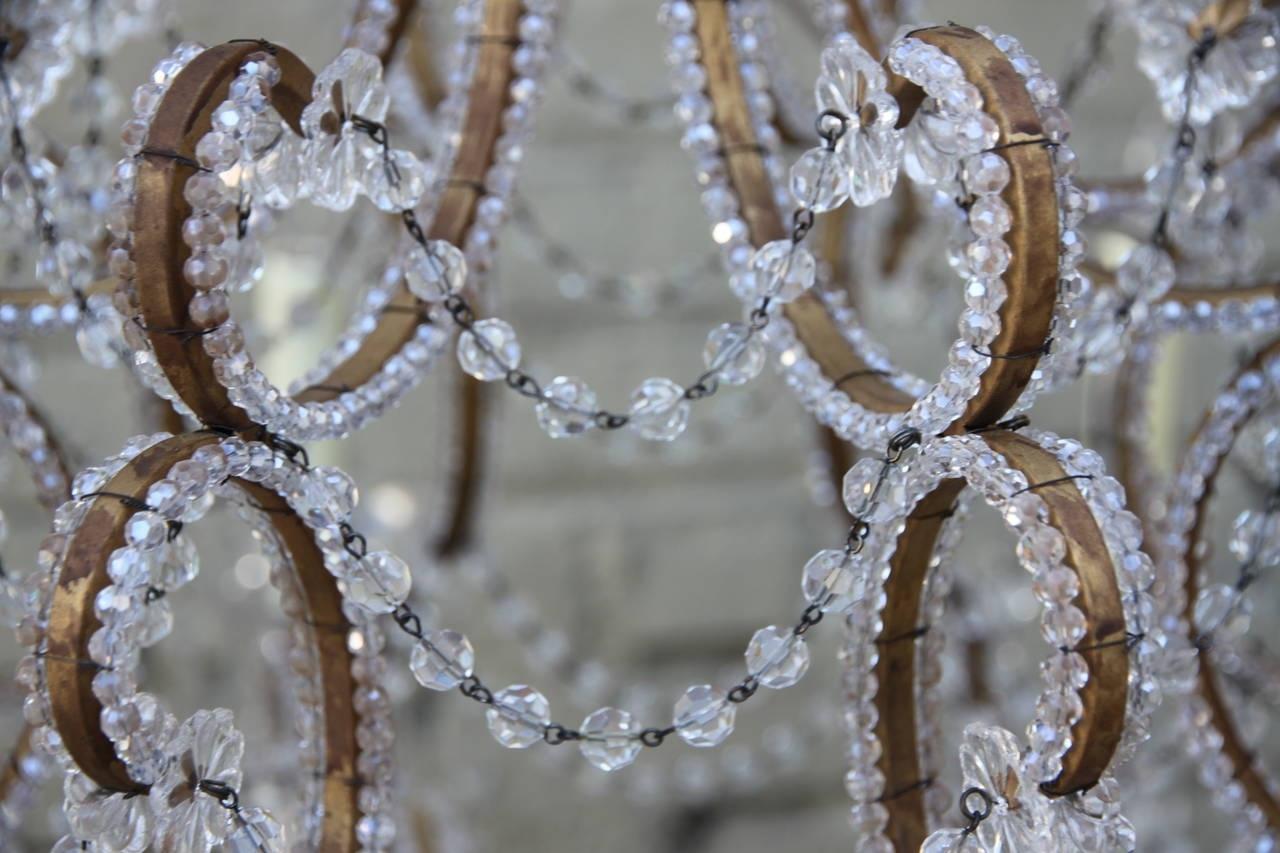 Eleganter italienischer Kronleuchter aus vergoldetem Metall und Kristall/Einer verfügbar (20. Jahrhundert) im Angebot