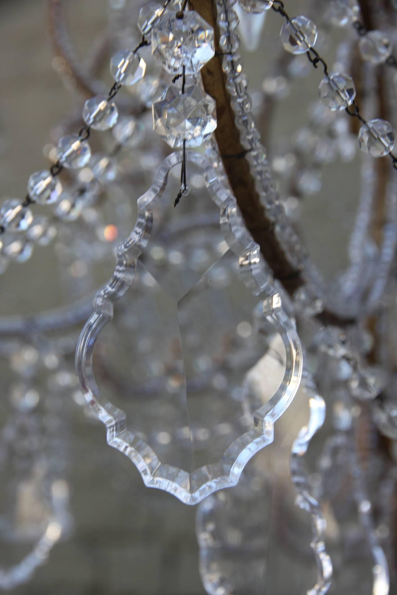 Eleganter italienischer Kronleuchter aus vergoldetem Metall und Kristall/Einer verfügbar im Angebot 1