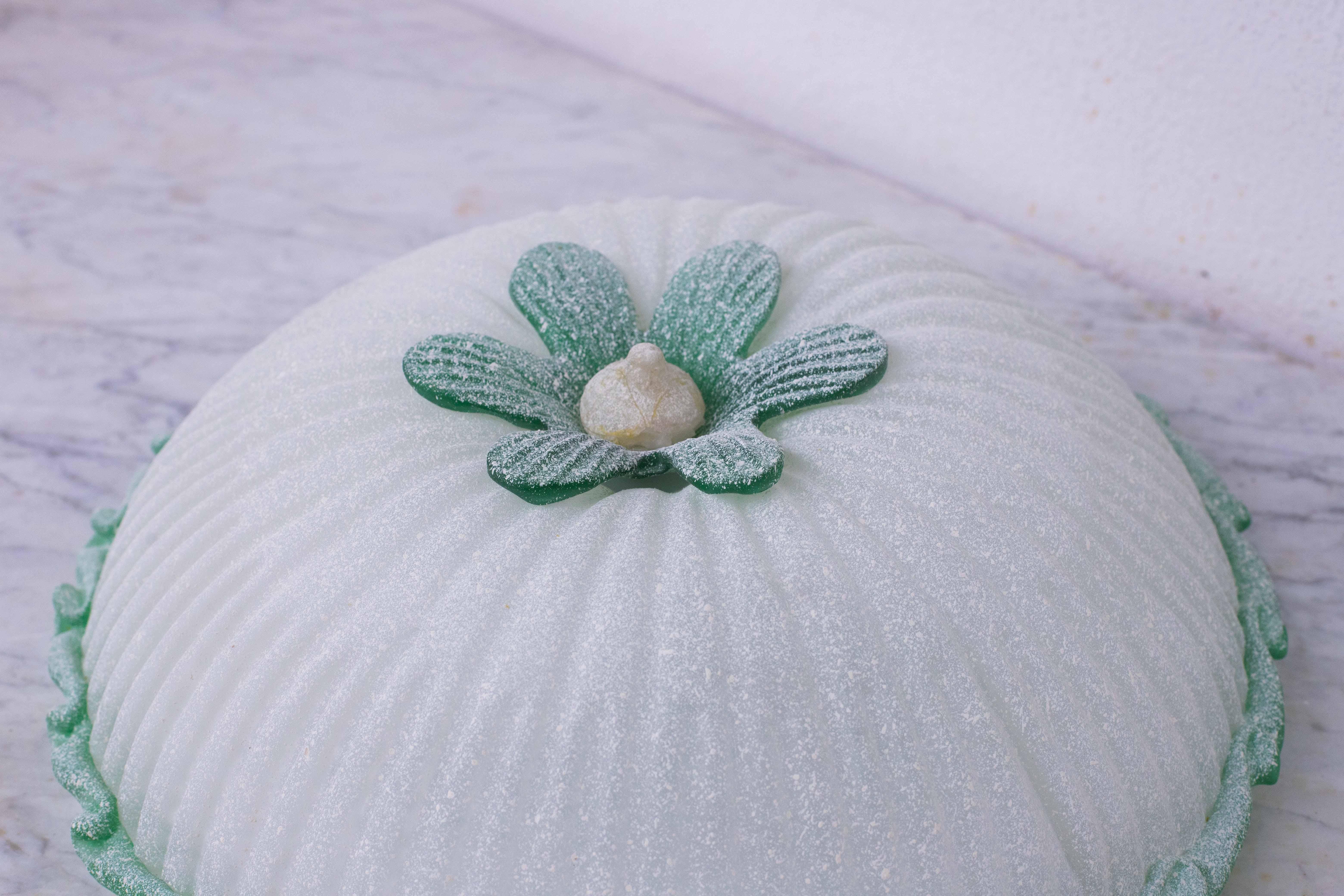 Elegant Italian Green and Murano Glass Ceiling Flower For Sale 8