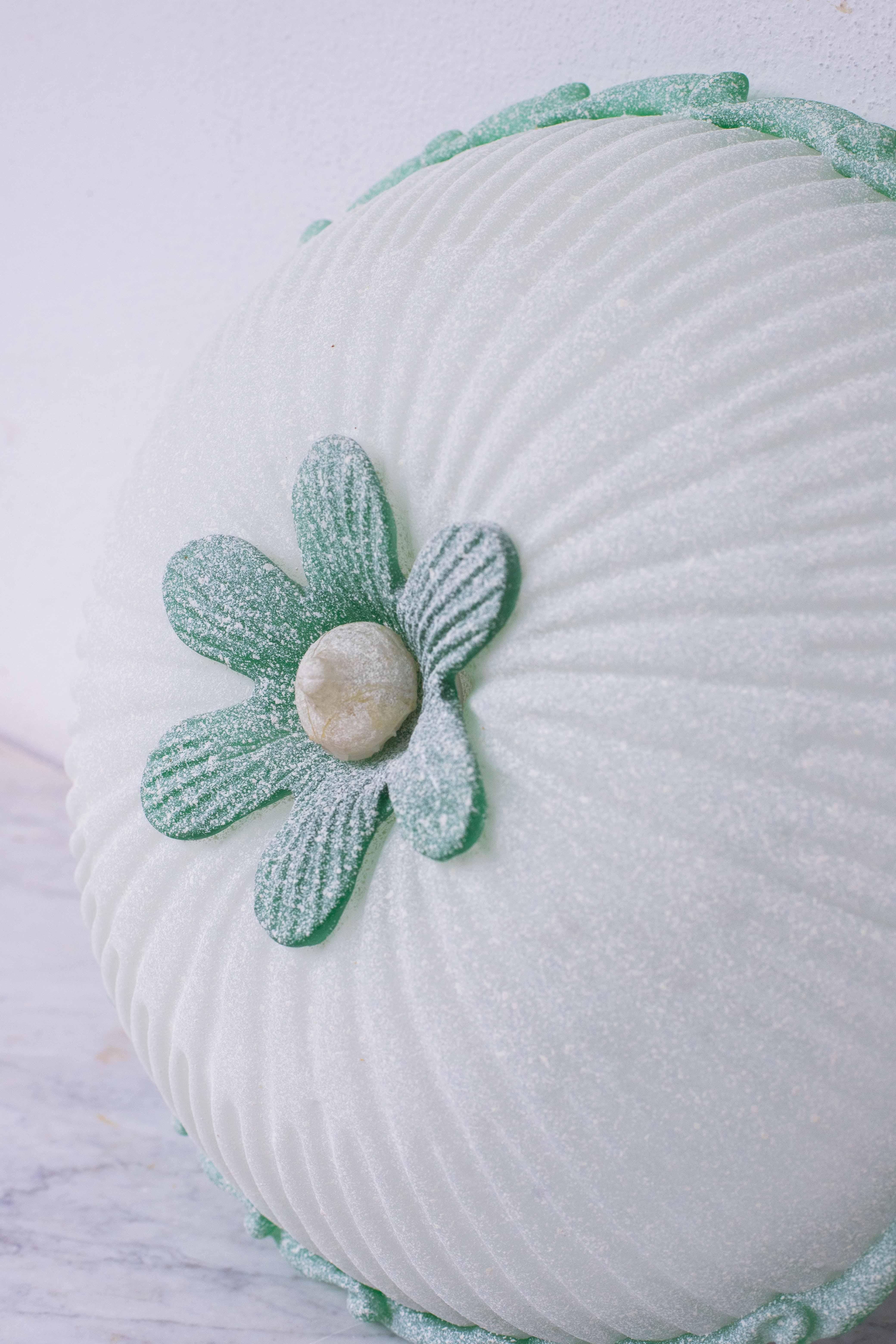 Late 20th Century Elegant Italian Green and Murano Glass Ceiling Flower For Sale