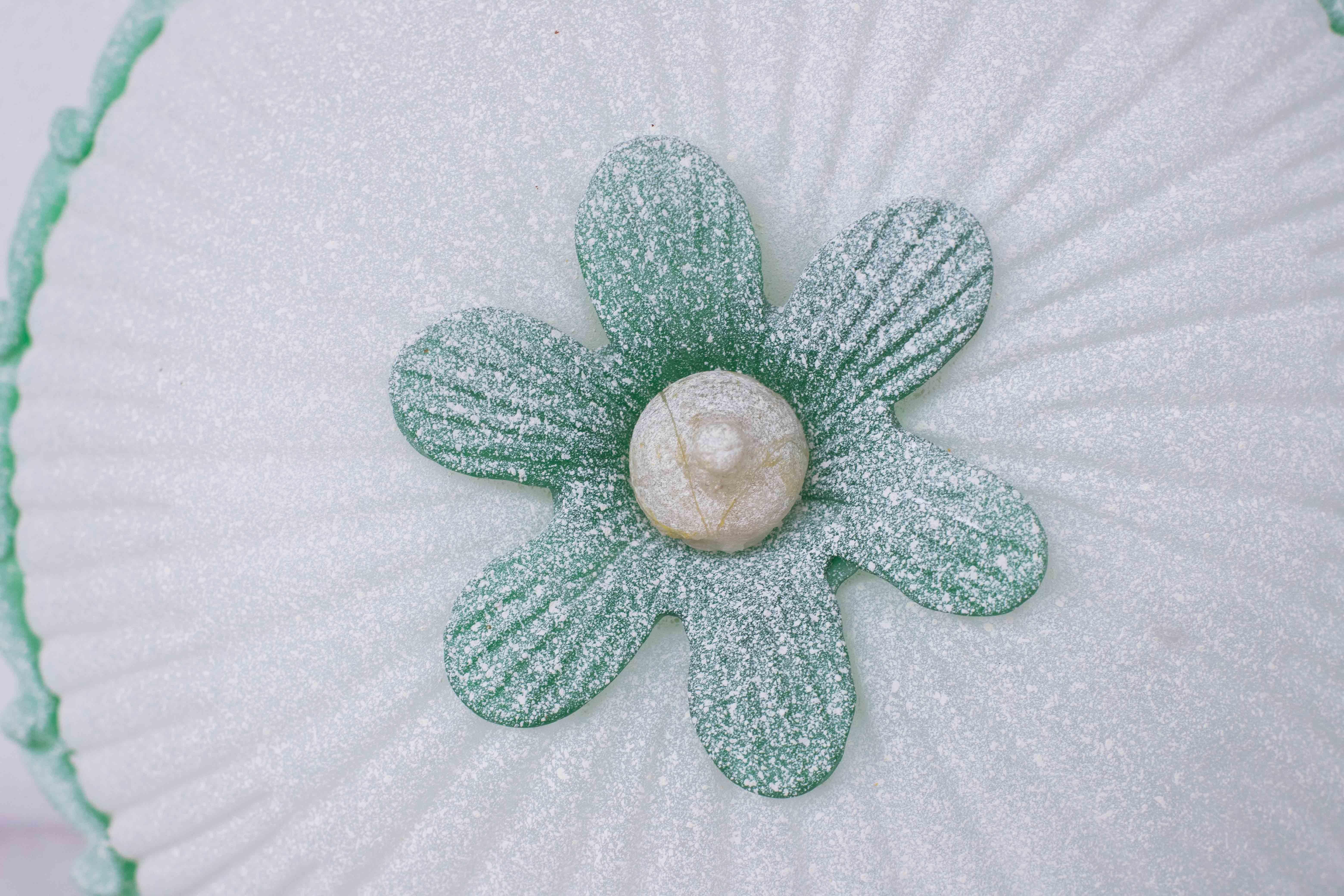 Elegant Italian Green and Murano Glass Ceiling Flower For Sale 2