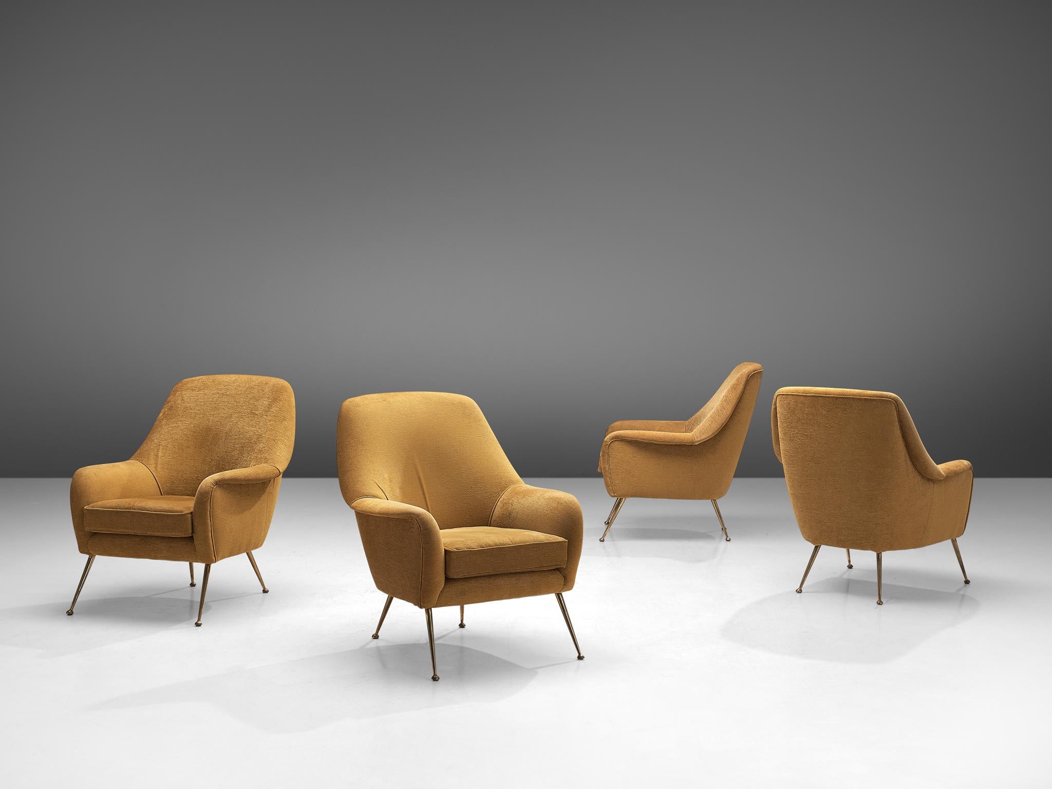 Sessel, Stoff, Messing, Italien, 1950er Jahre.

Dieser italienische Sessel zeichnet sich durch eine elegante Ästhetik aus, die sich aus den geschwungenen Linien und den runden Kanten ergibt. Die Sitzfläche wird von schlanken, nach außen gerichteten