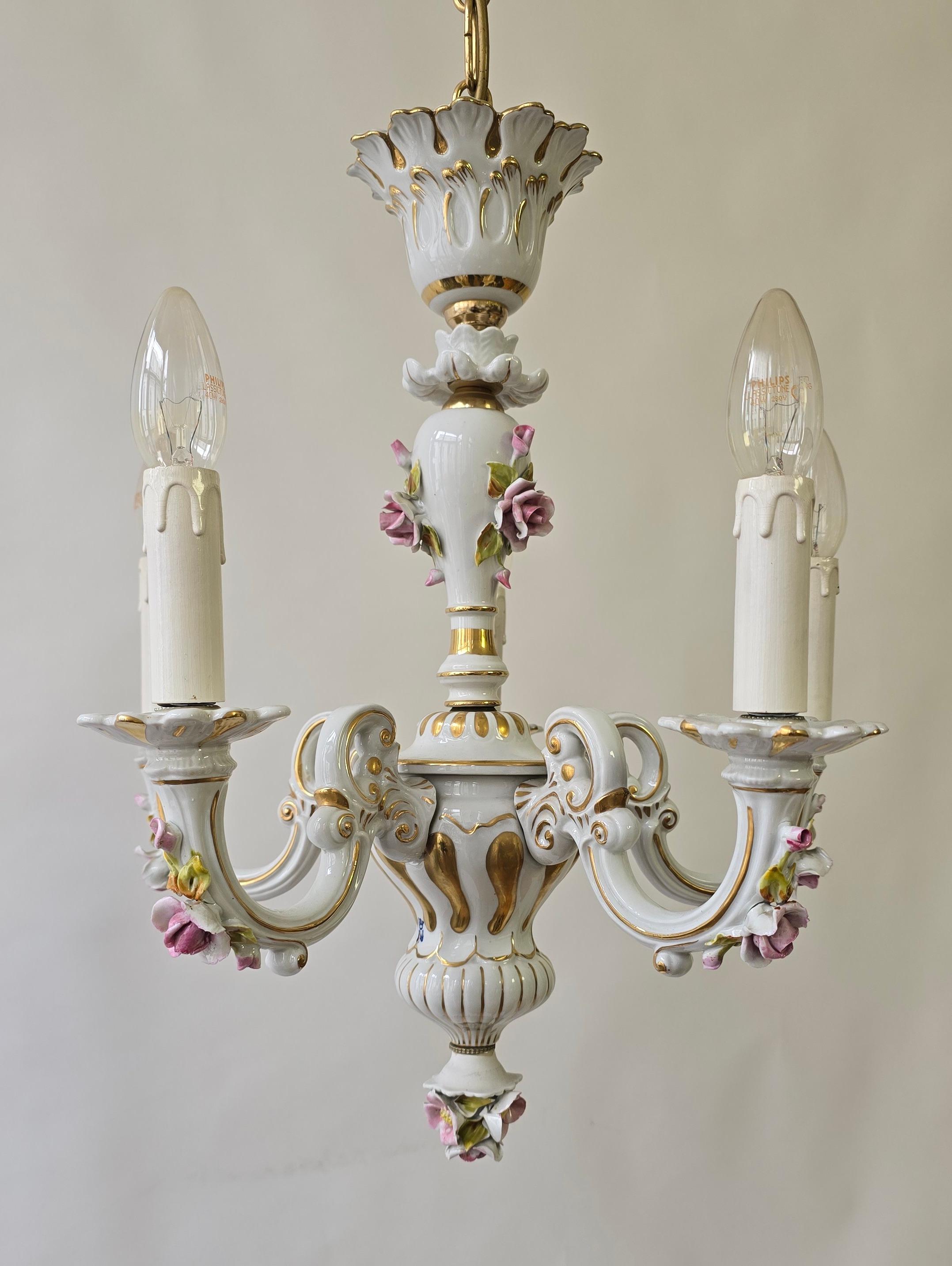 Eleganter italienischer Mangani-Porzellan-Kronleuchter - 5 Lichter, 1970er Jahre

Ein wunderschöner und raffinierter 5-armiger Kronleuchter des renommierten italienischen Porzellanhauses Mangani Firenze, der in den 1970er Jahren hergestellt wurde.