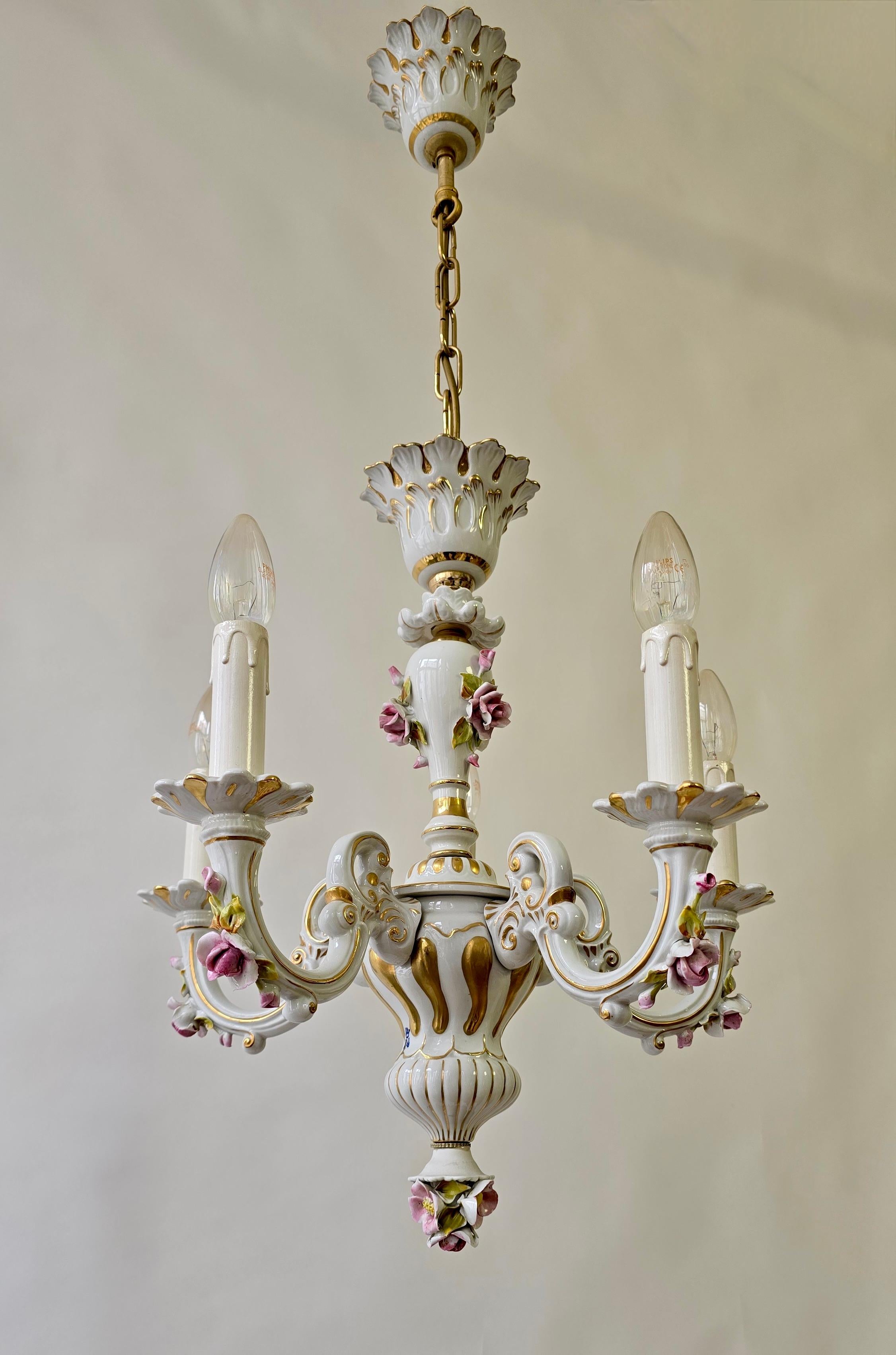 Eleganter italienischer Mangani-Porzellan-Kronleuchter - 5 Lichter, 1970er Jahre (Moderne der Mitte des Jahrhunderts) im Angebot