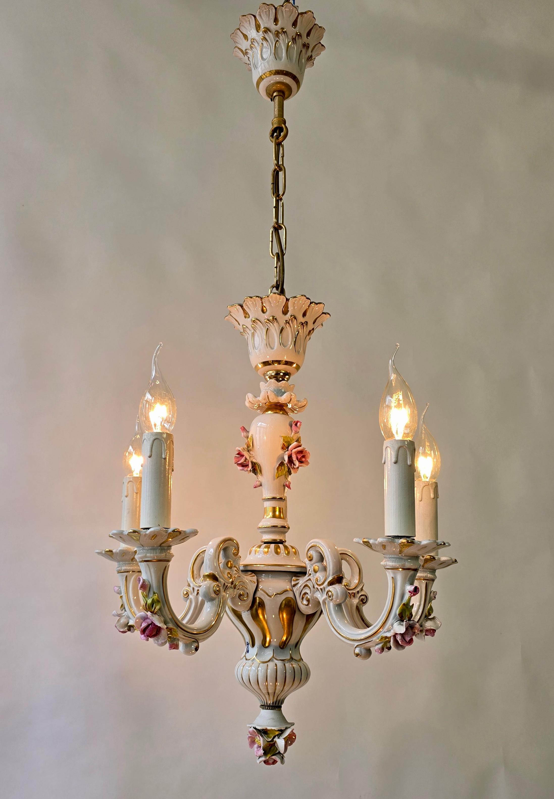 Eleganter italienischer Mangani-Porzellan-Kronleuchter - 5 Lichter, 1970er Jahre (Italienisch) im Angebot