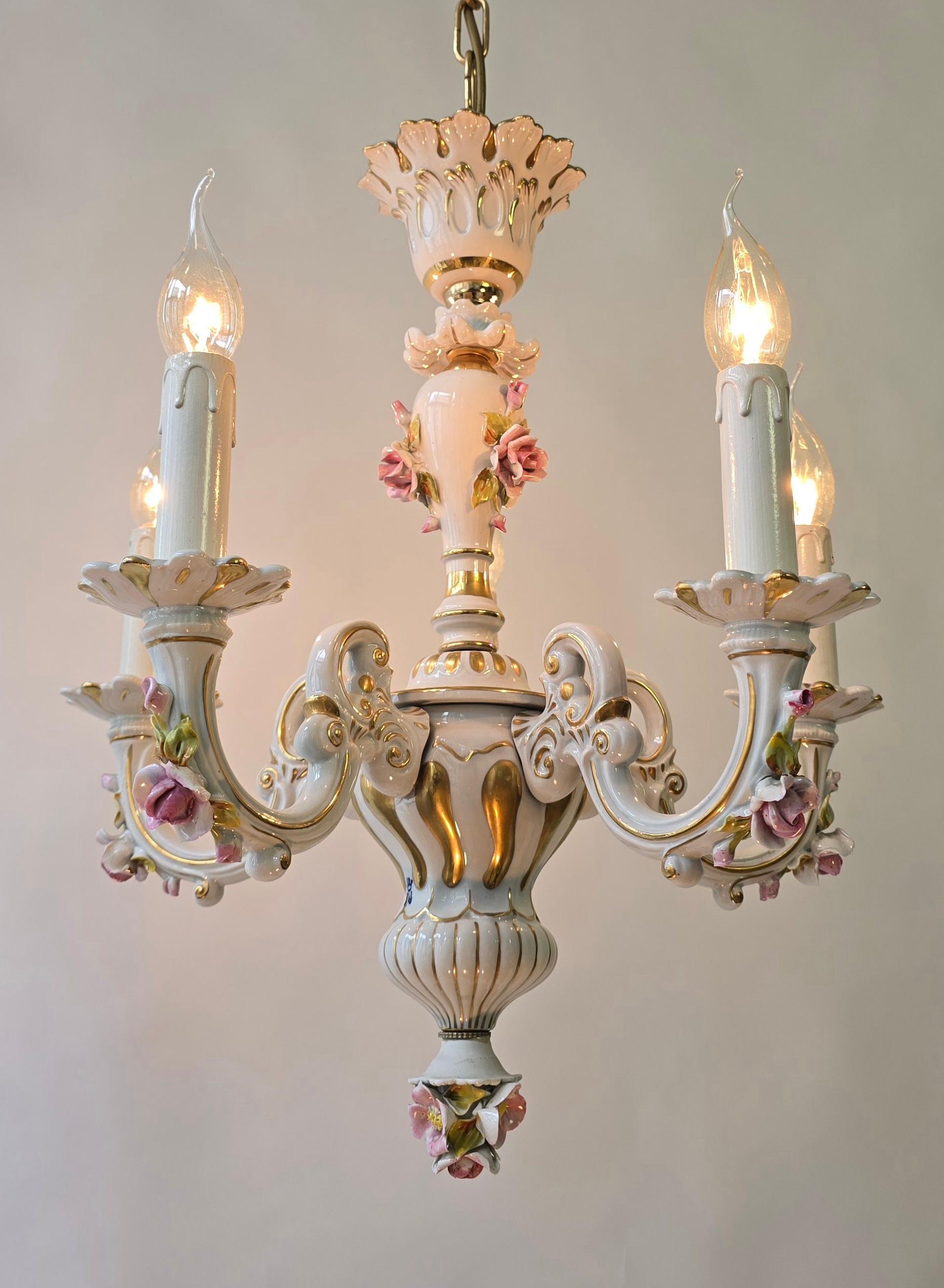 Eleganter italienischer Mangani-Porzellan-Kronleuchter - 5 Lichter, 1970er Jahre im Zustand „Gut“ im Angebot in Antwerp, BE