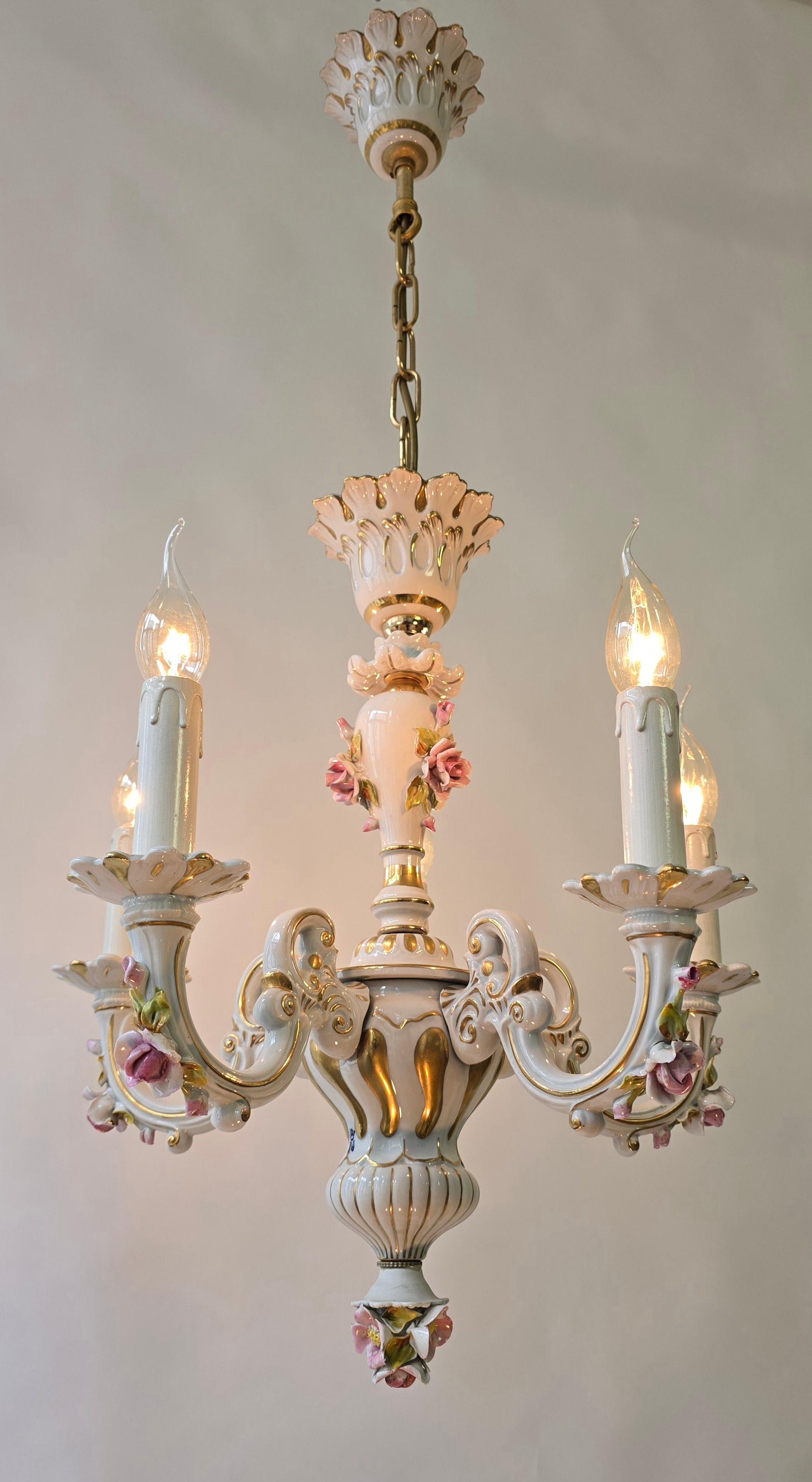 Eleganter italienischer Mangani-Porzellan-Kronleuchter - 5 Lichter, 1970er Jahre (20. Jahrhundert) im Angebot