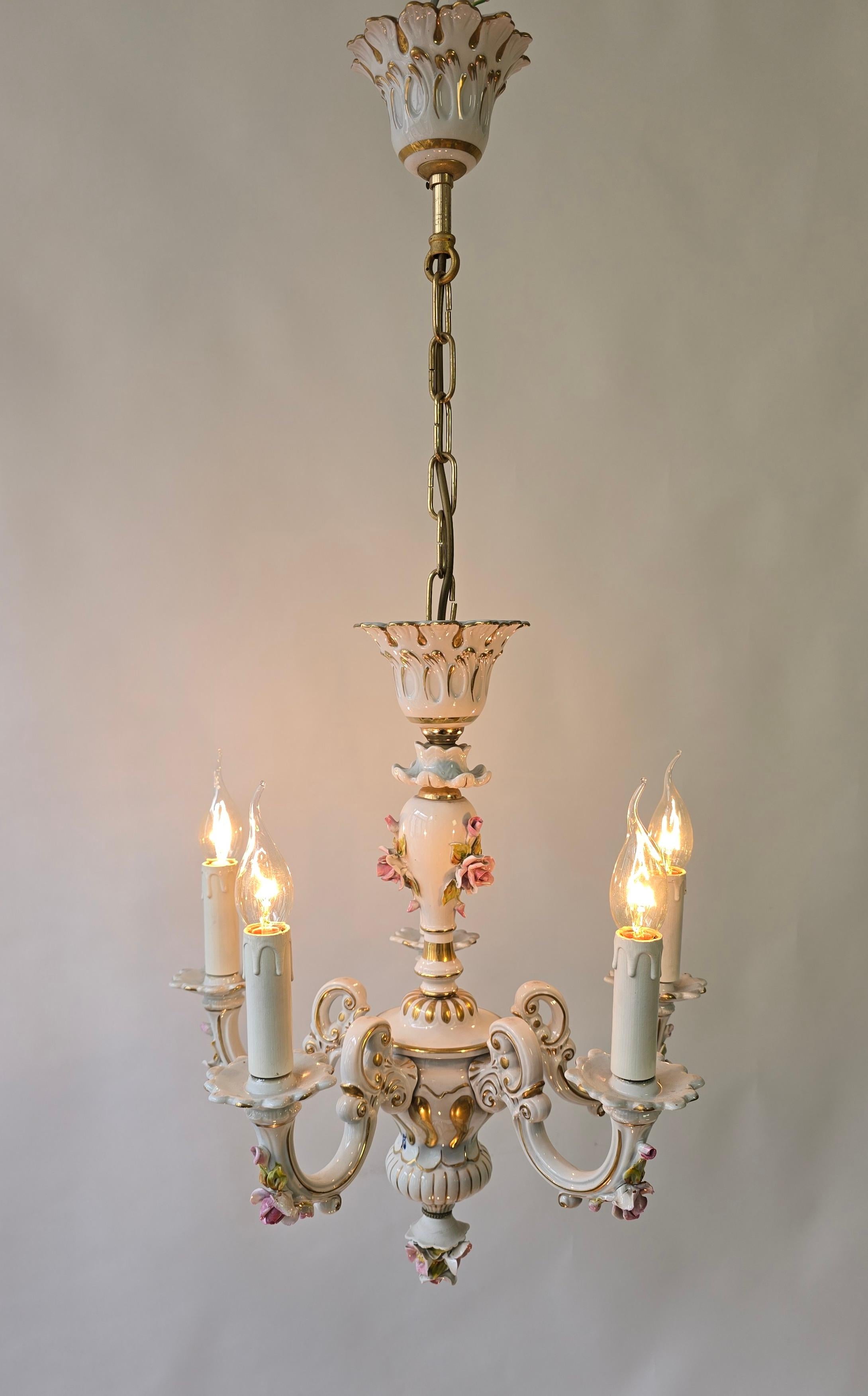Eleganter italienischer Mangani-Porzellan-Kronleuchter - 5 Lichter, 1970er Jahre (Messing) im Angebot