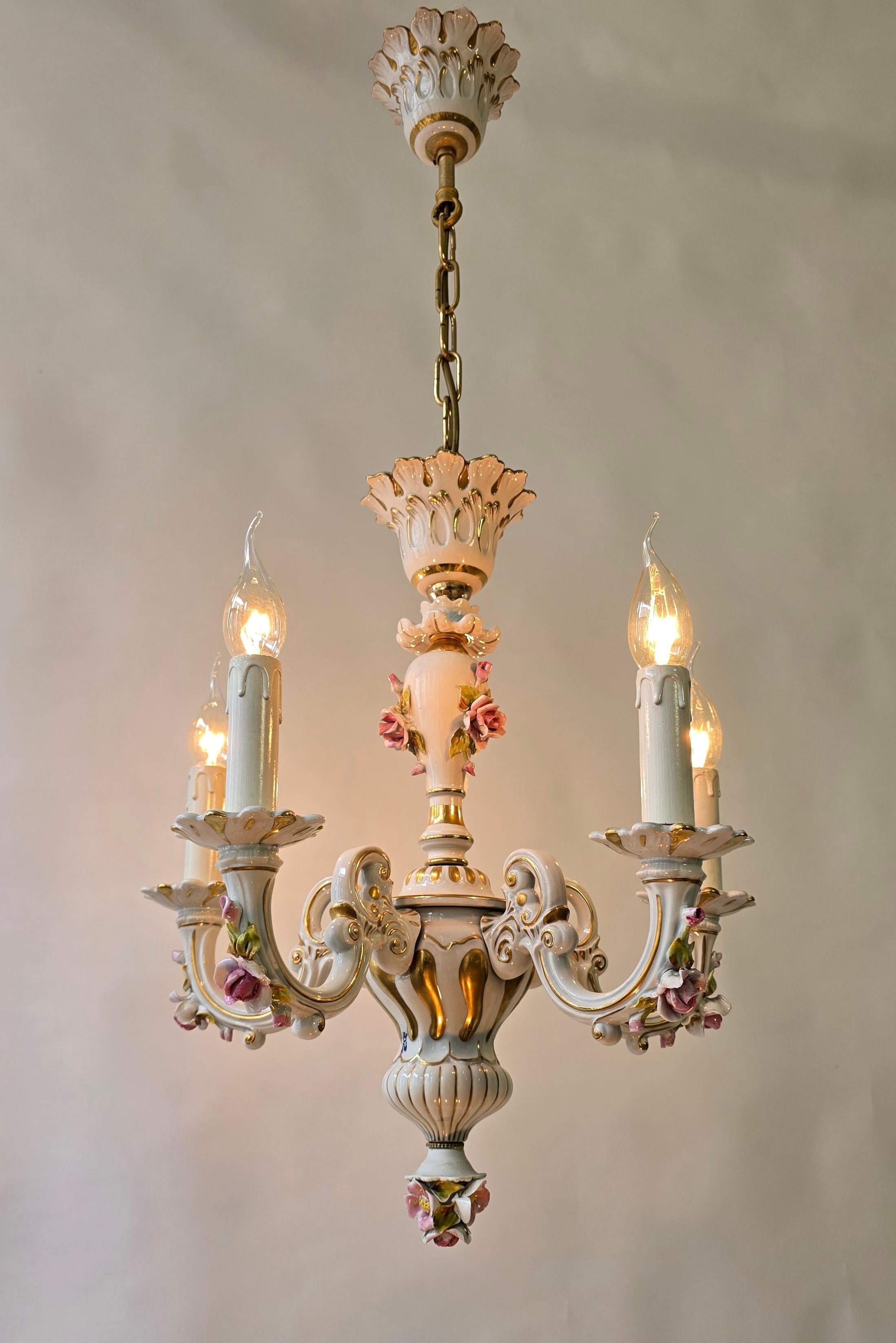 Eleganter italienischer Mangani-Porzellan-Kronleuchter - 5 Lichter, 1970er Jahre im Angebot 1