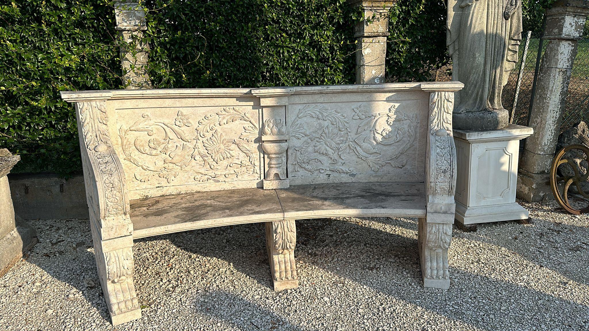 Verschönern Sie Ihren Außen- oder Innenbereich mit dieser eleganten italienischen Marmorbank, einem wahren Meisterwerk an Handwerkskunst und Raffinesse. Diese prächtige Bank ist in ausgezeichnetem Zustand und zeichnet sich durch feine