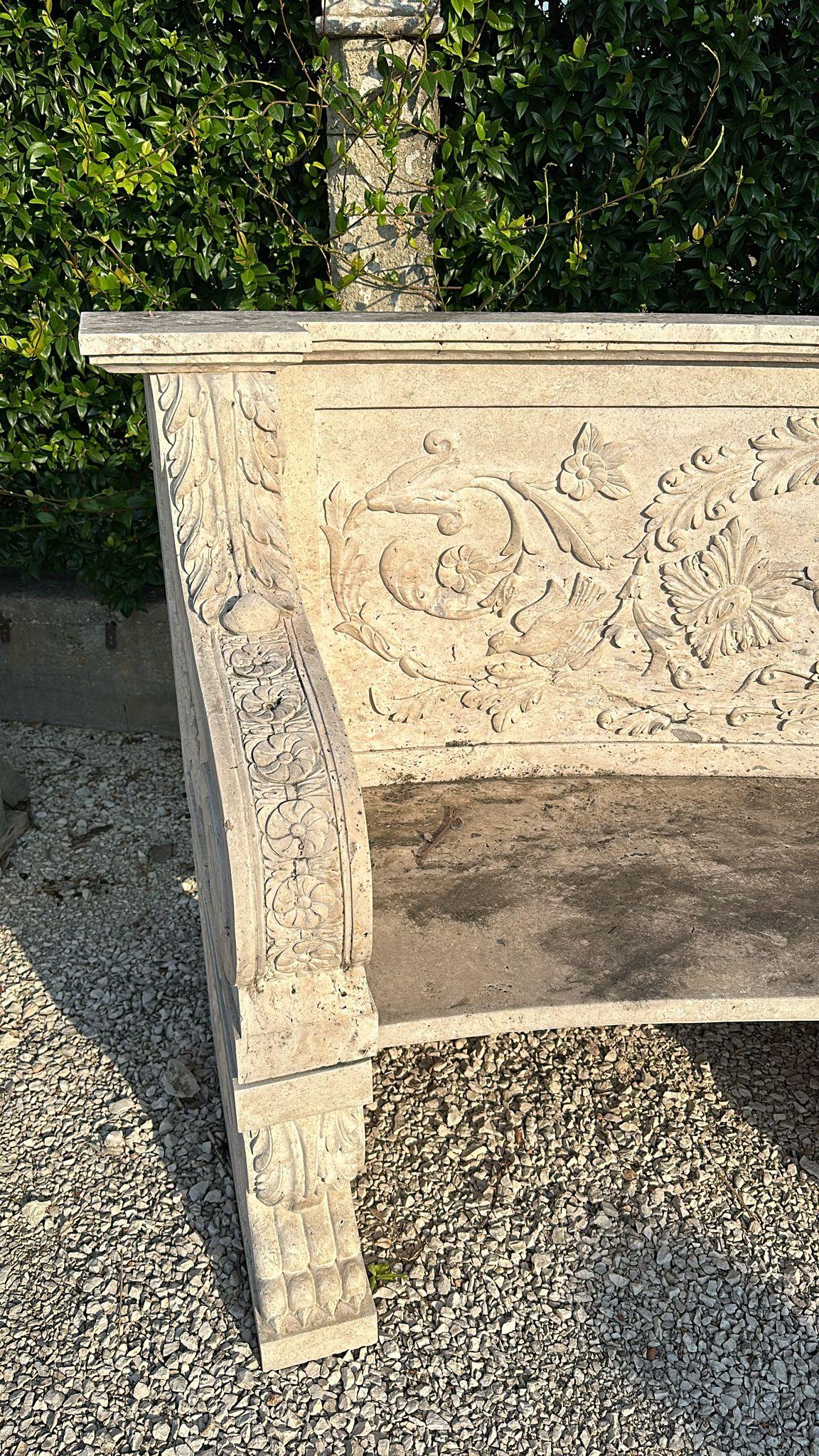 Elegante italienische Marmorbank - Exquisites handgeschnitztes Meisterwerk (Mitte des 20. Jahrhunderts) im Angebot