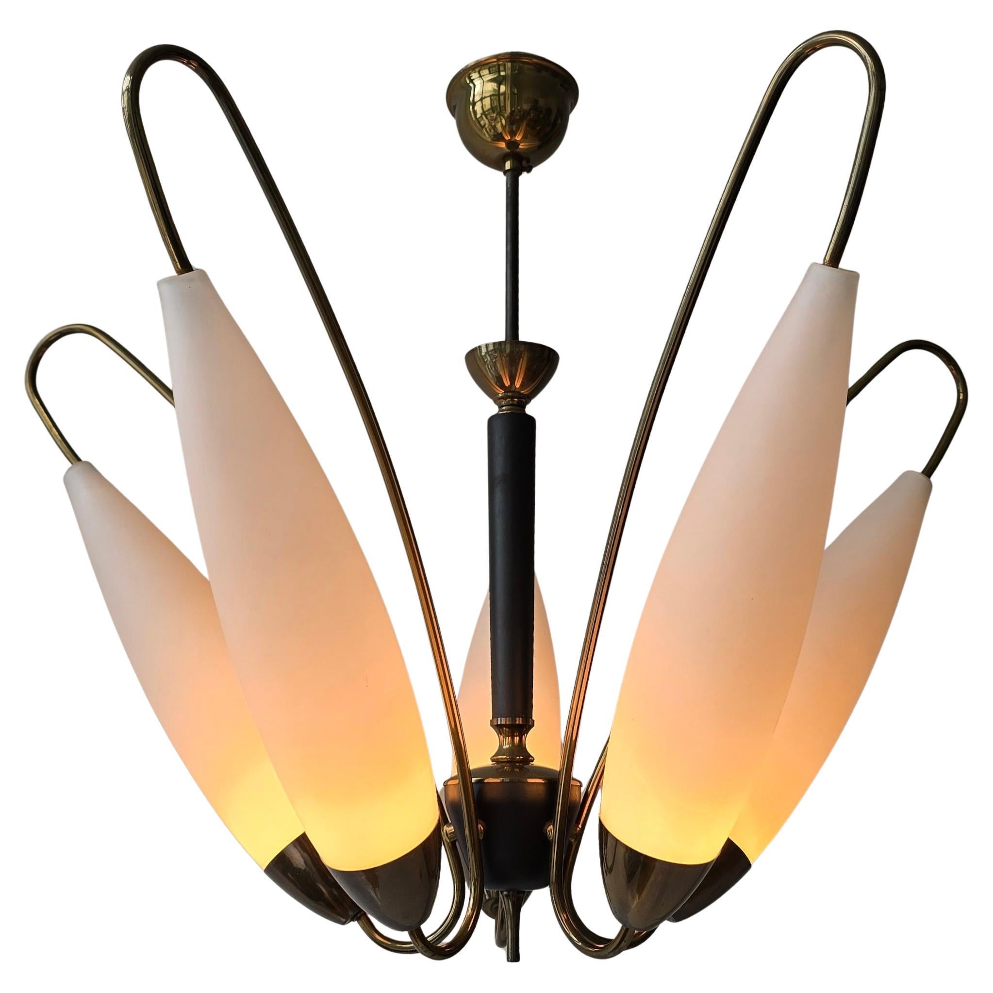 Elegante araña italiana de mediados de siglo con tulipas de cristal opalino, estilo Stilnovo Moderno de mediados de siglo en venta