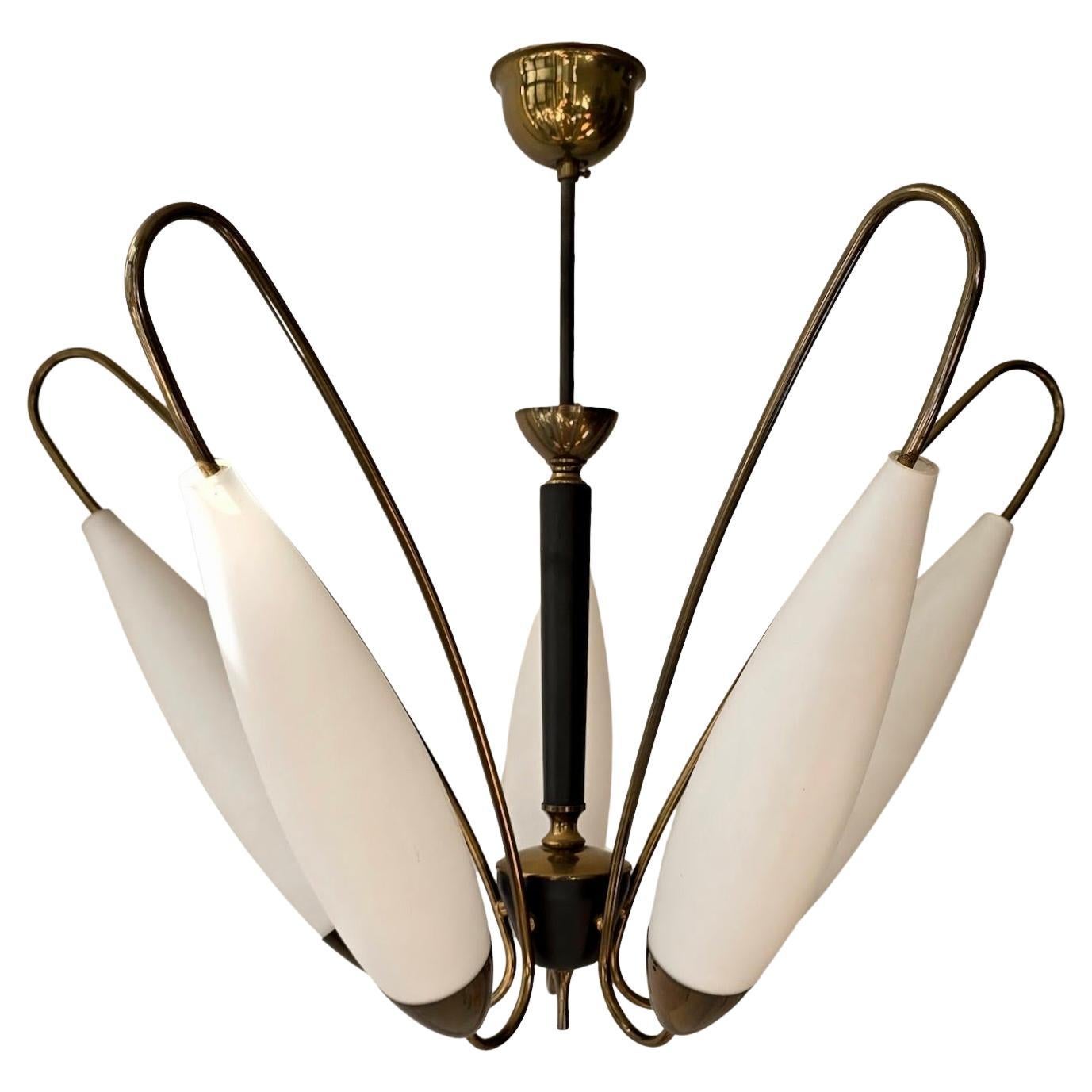 Elegante araña italiana de mediados de siglo con tulipas de cristal opalino, estilo Stilnovo Italiano en venta