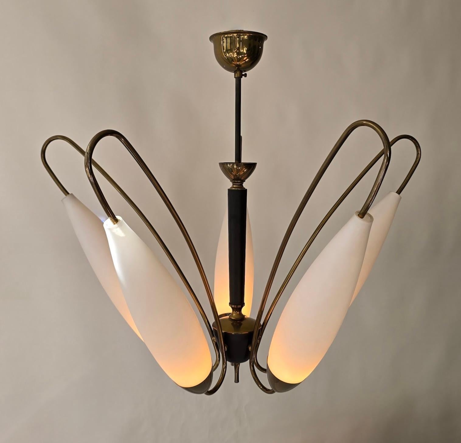 Elegante araña italiana de mediados de siglo con tulipas de cristal opalino, estilo Stilnovo en Bueno estado para la venta en Antwerp, BE