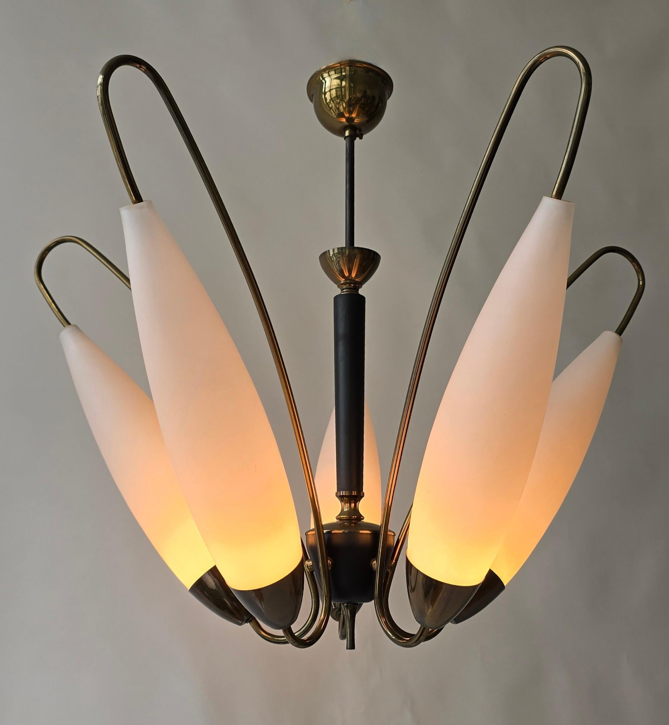 Elegante araña italiana de mediados de siglo con tulipas de cristal opalino, estilo Stilnovo siglo XX en venta
