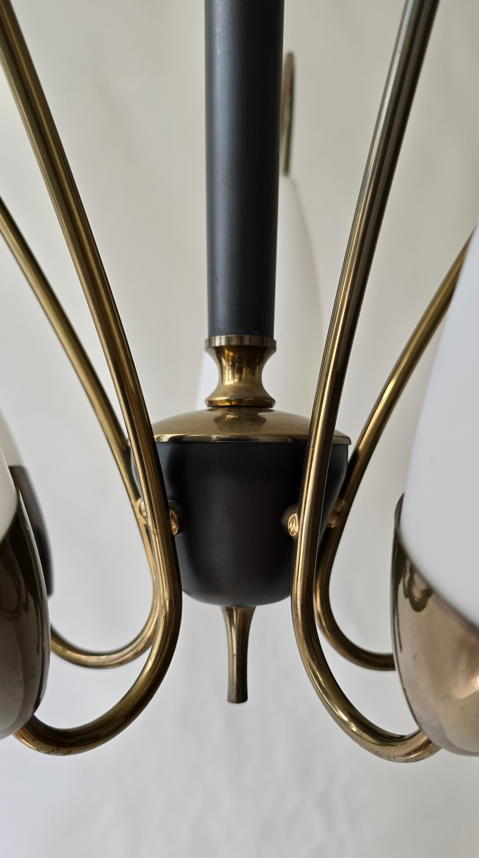 Elegante araña italiana de mediados de siglo con tulipas de cristal opalino, estilo Stilnovo en venta 1