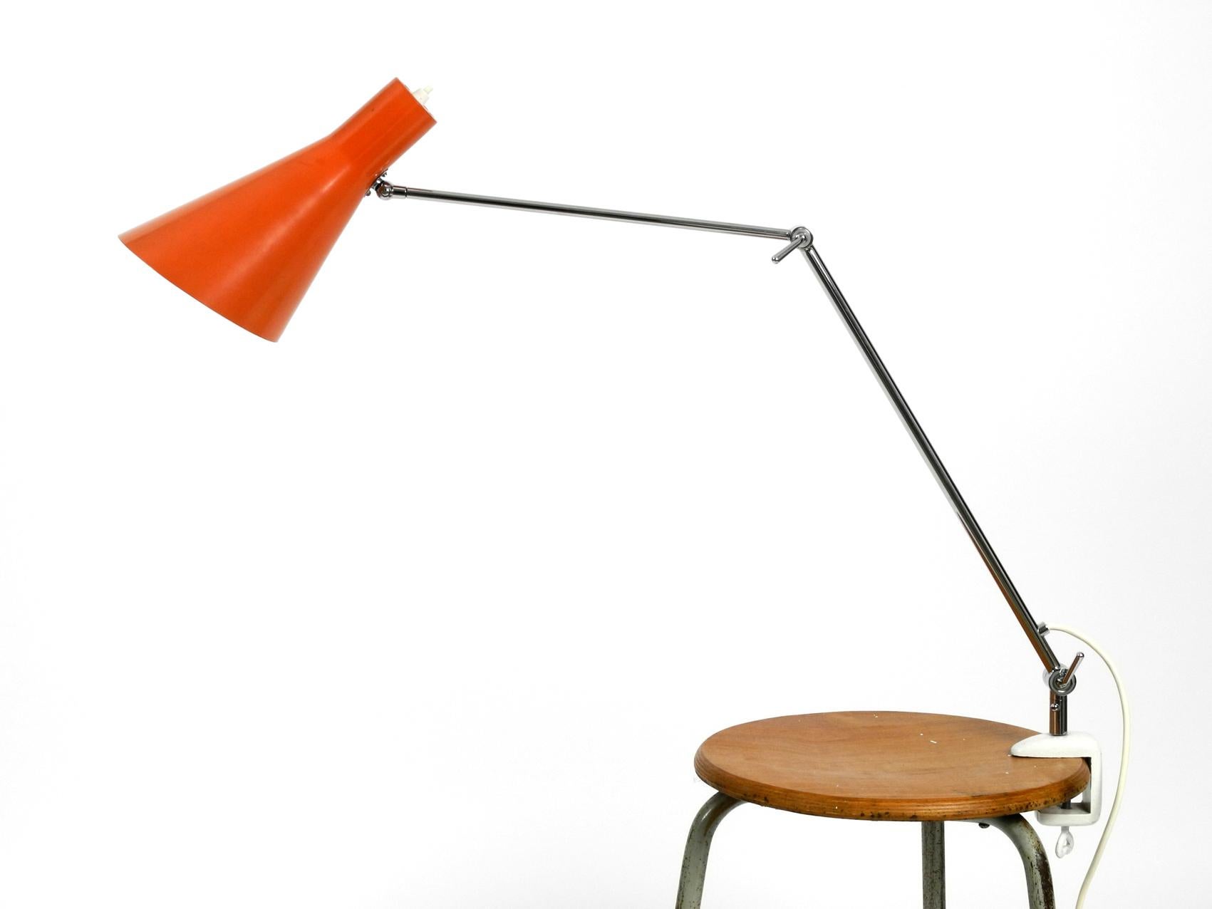 Elegant Italian Mid-Century Modern Brass Joint Clamp Lamp with Red Cone Shade In Good Condition For Sale In München, DE