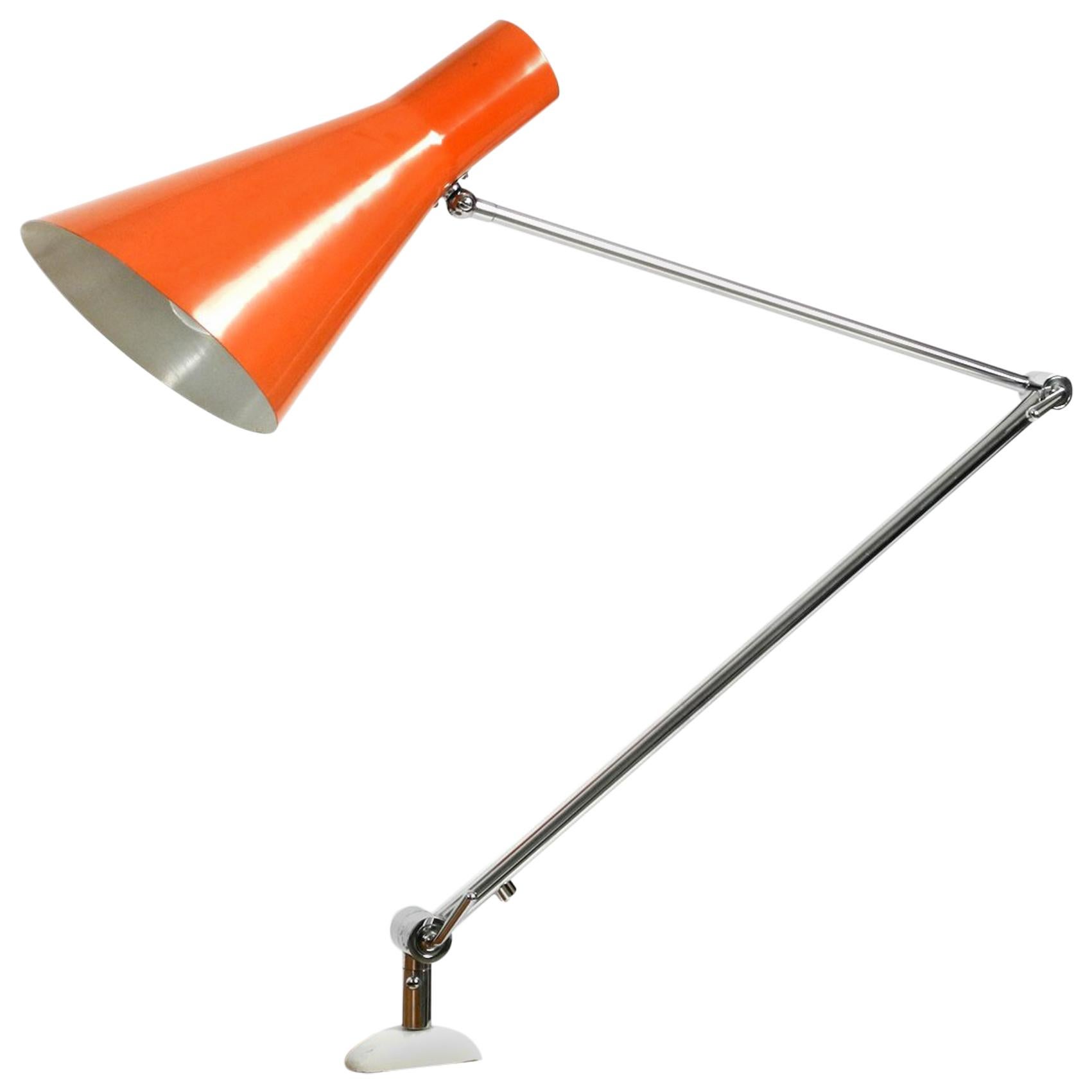 Elegante lampada a morsetto in ottone della metà del secolo scorso con paralume a cono rosso