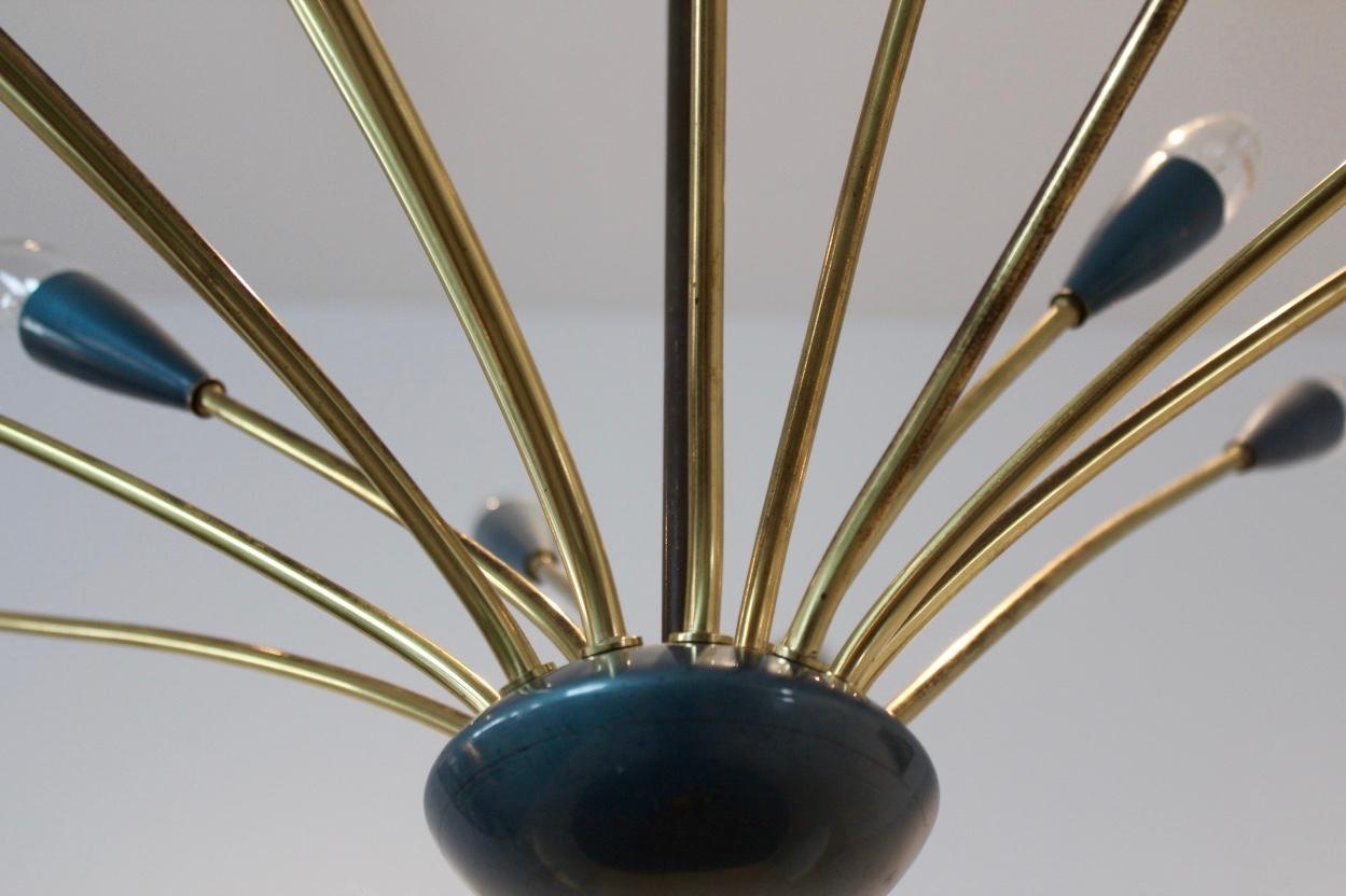 Eleganter italienischer Sputnik-Kronleuchter aus Messing aus der Mitte des Jahrhunderts mit sechzehn Armen 5