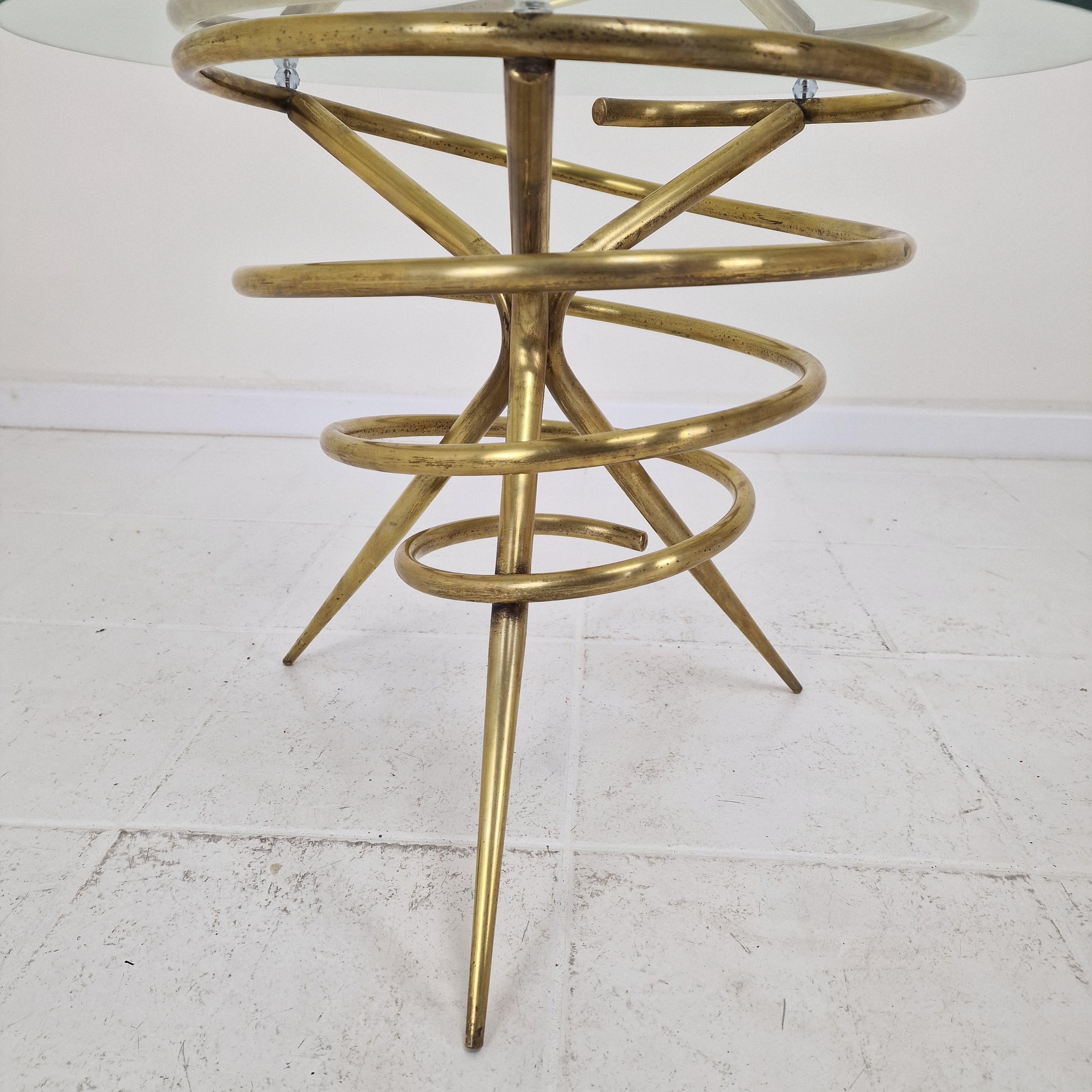 Elegant Italian Mid-Century Side Table with Sculptural Brass Base, 1970's in vendita 3