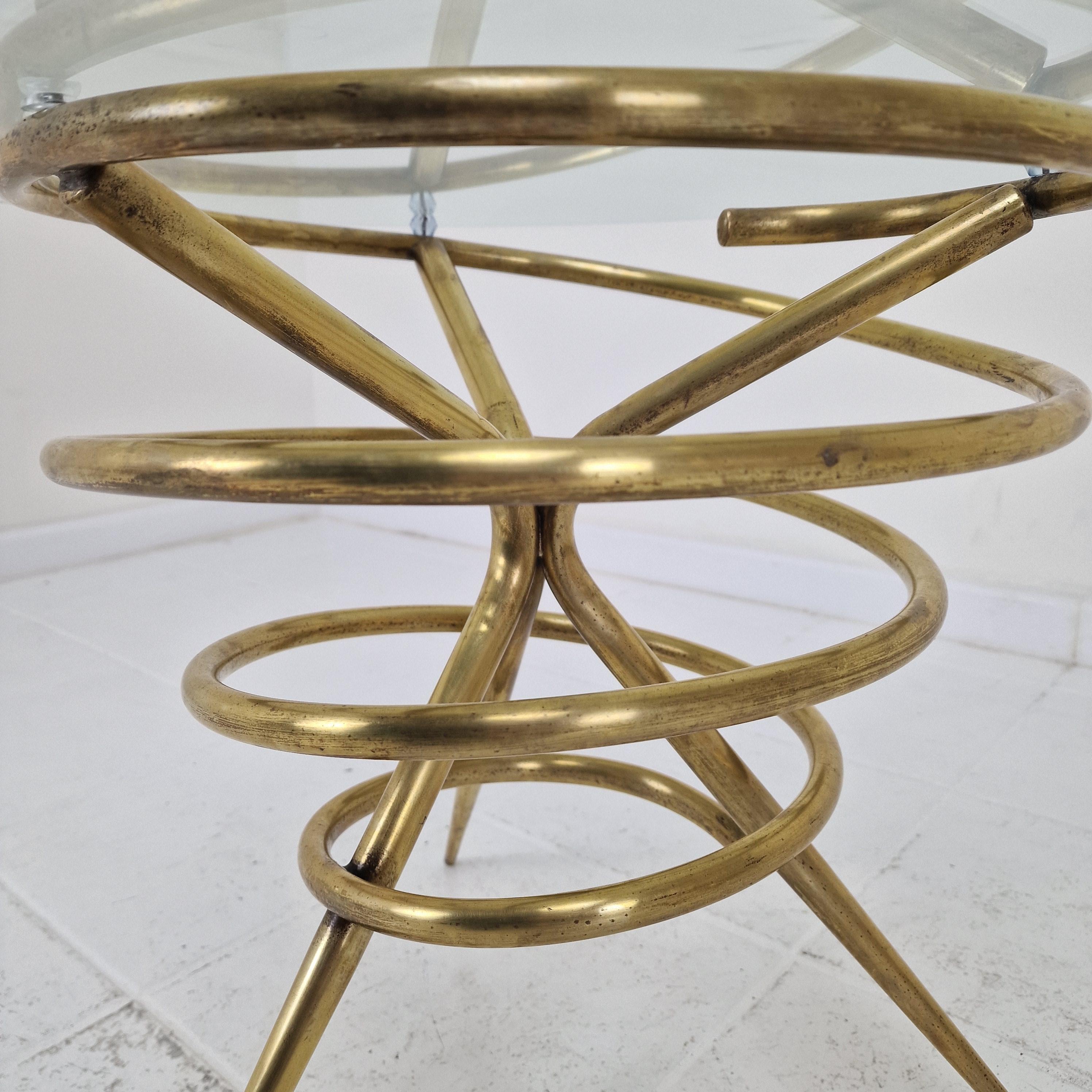 Elegant Italian Mid-Century Side Table with Sculptural Brass Base, 1970's in vendita 4