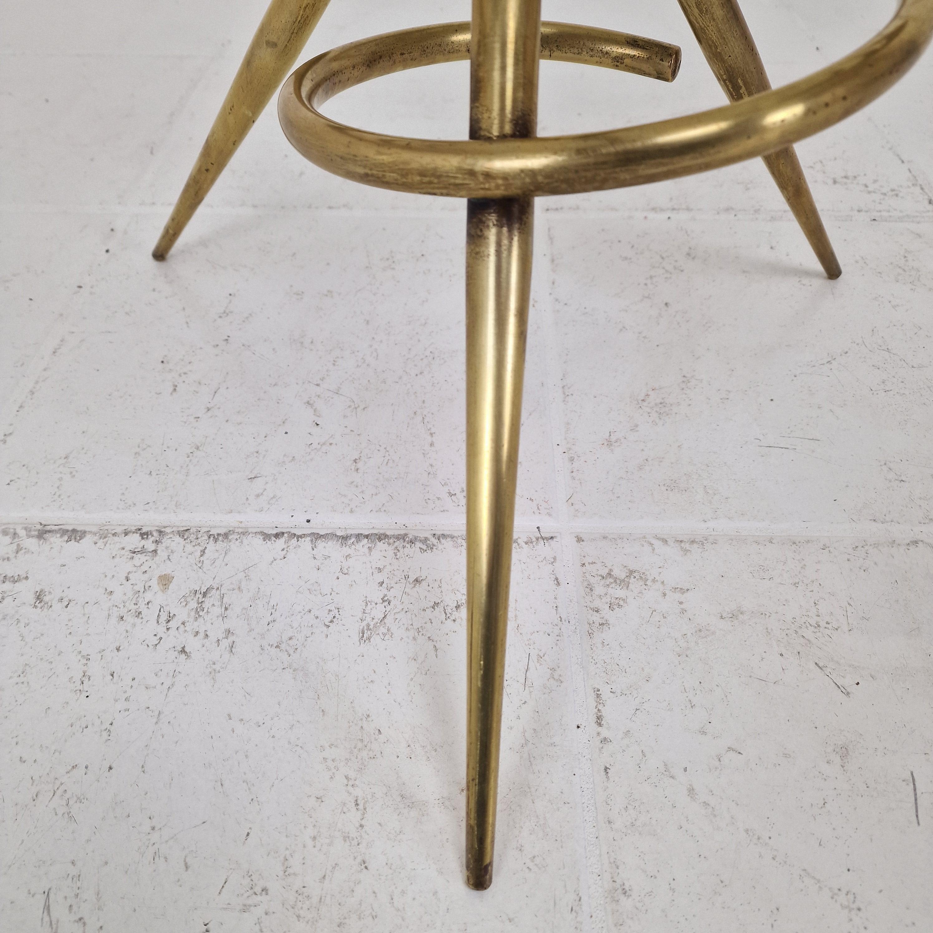 Elegant Italian Mid-Century Side Table with Sculptural Brass Base, 1970's in vendita 5