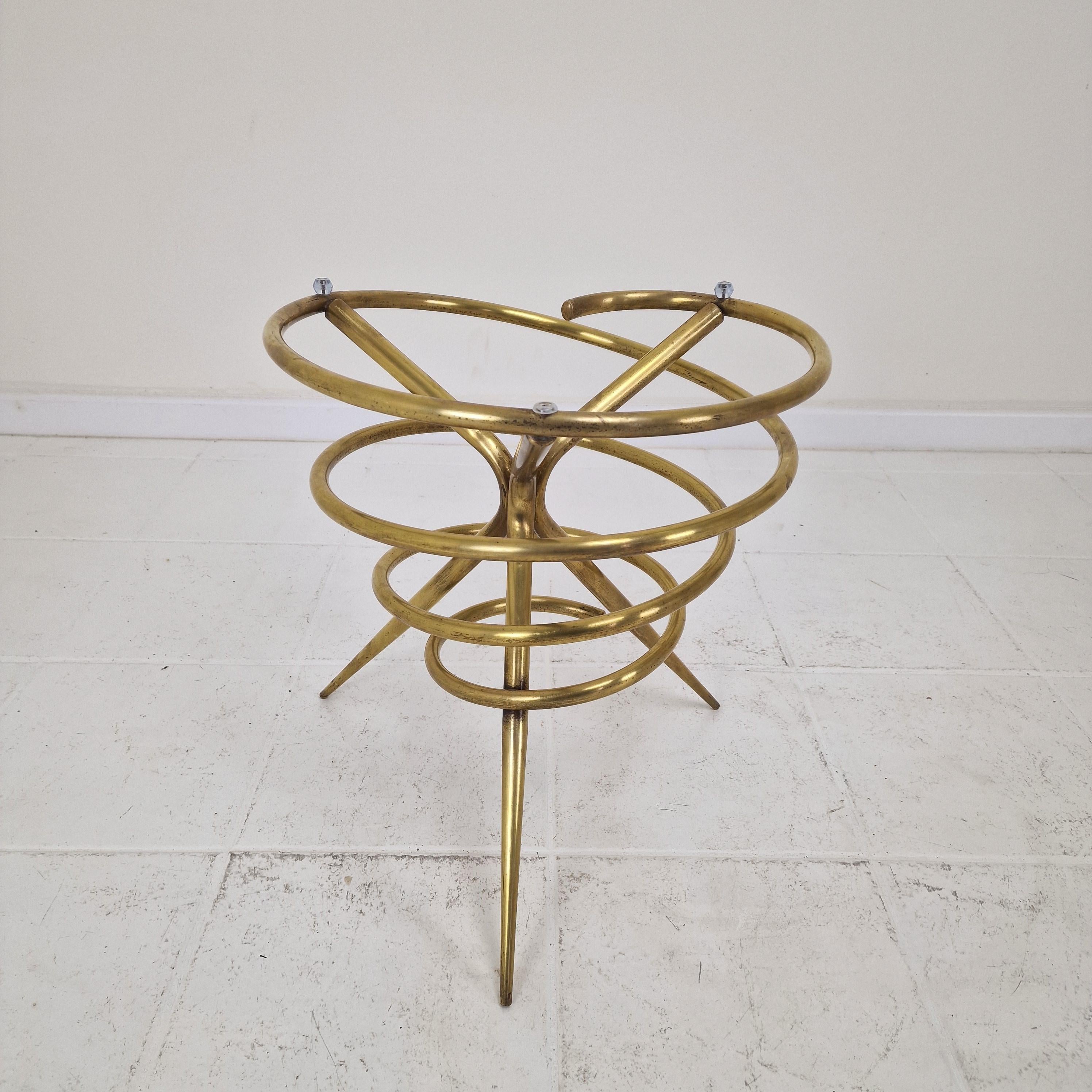 Elegant Italian Mid-Century Side Table with Sculptural Brass Base, 1970's in vendita 7