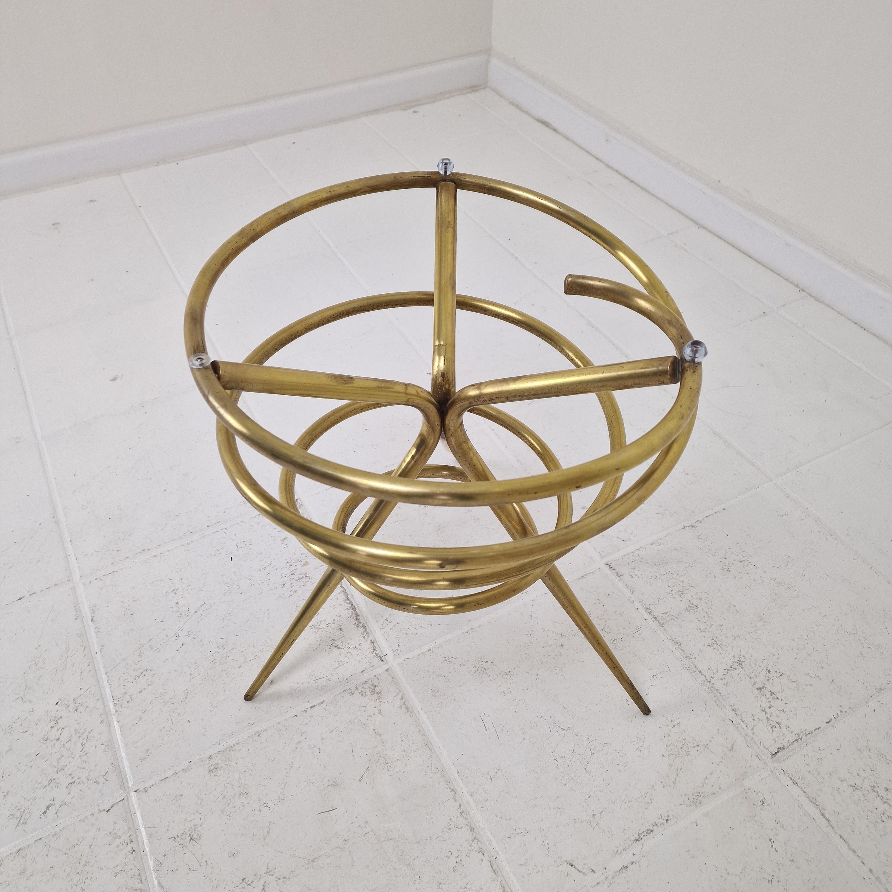 Elegant Italian Mid-Century Side Table with Sculptural Brass Base, 1970's in vendita 8