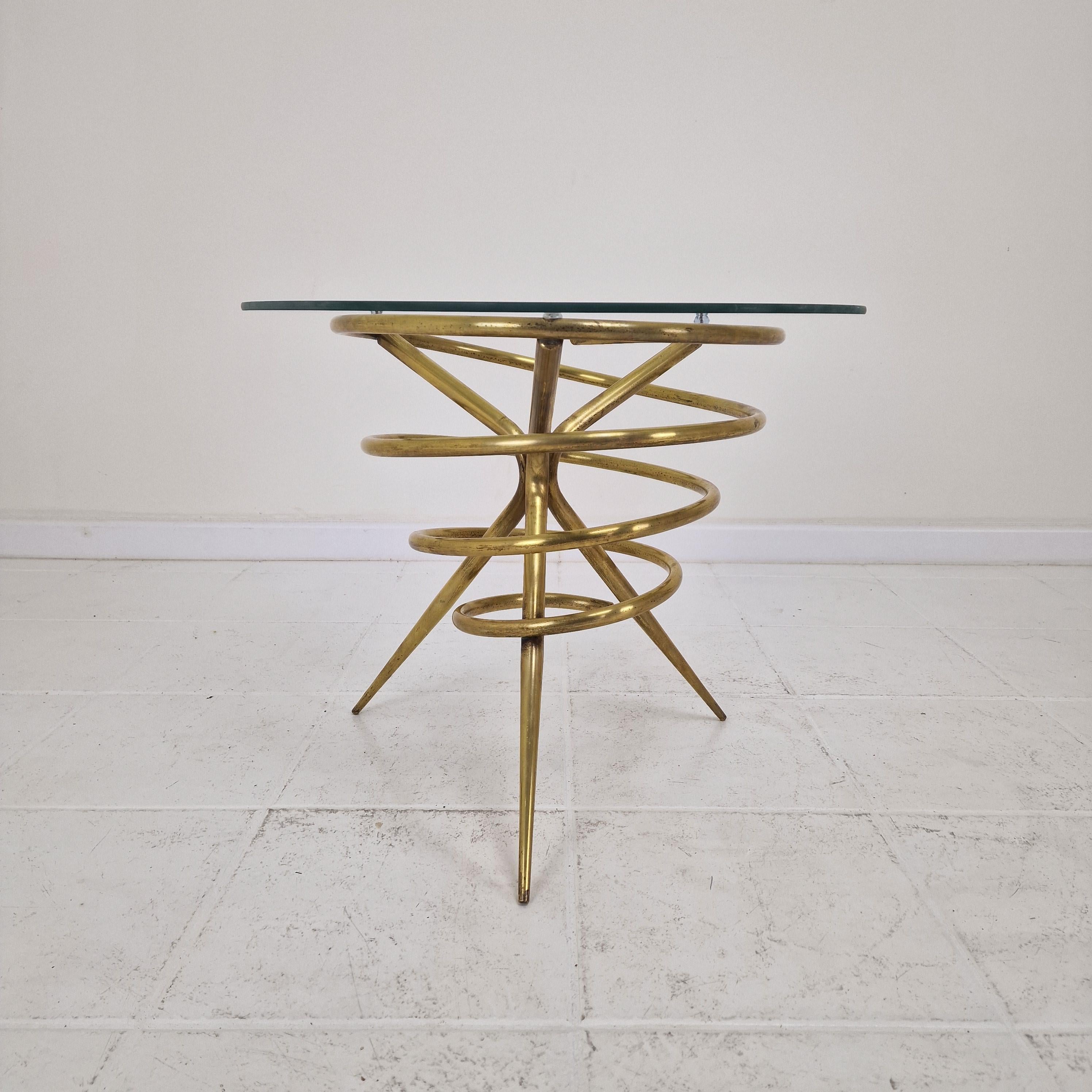 Elegant Italian Mid-Century Side Table with Sculptural Brass Base, 1970's In condizioni buone in vendita a Oud Beijerland, NL